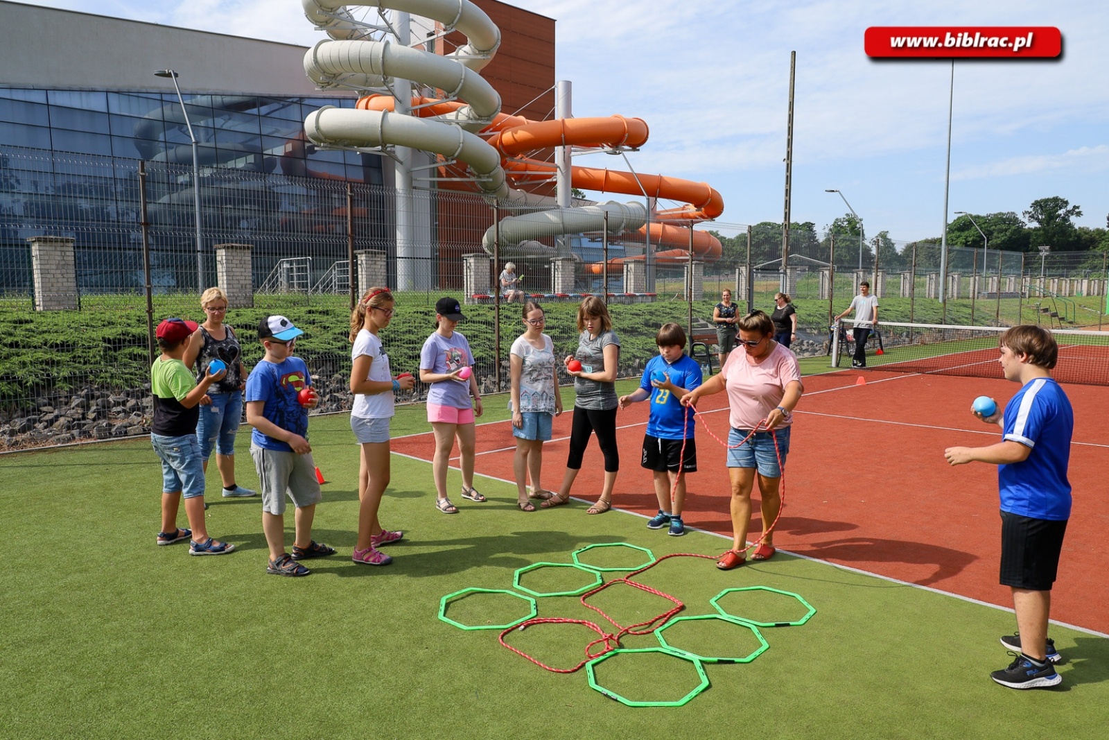 Zdjęcie w galerii na portalu naszraciborz.pl:  W bibliotece trwają wakacyjne zajęcia dla osób z niepełnosprawnościami wiadomości z regionu