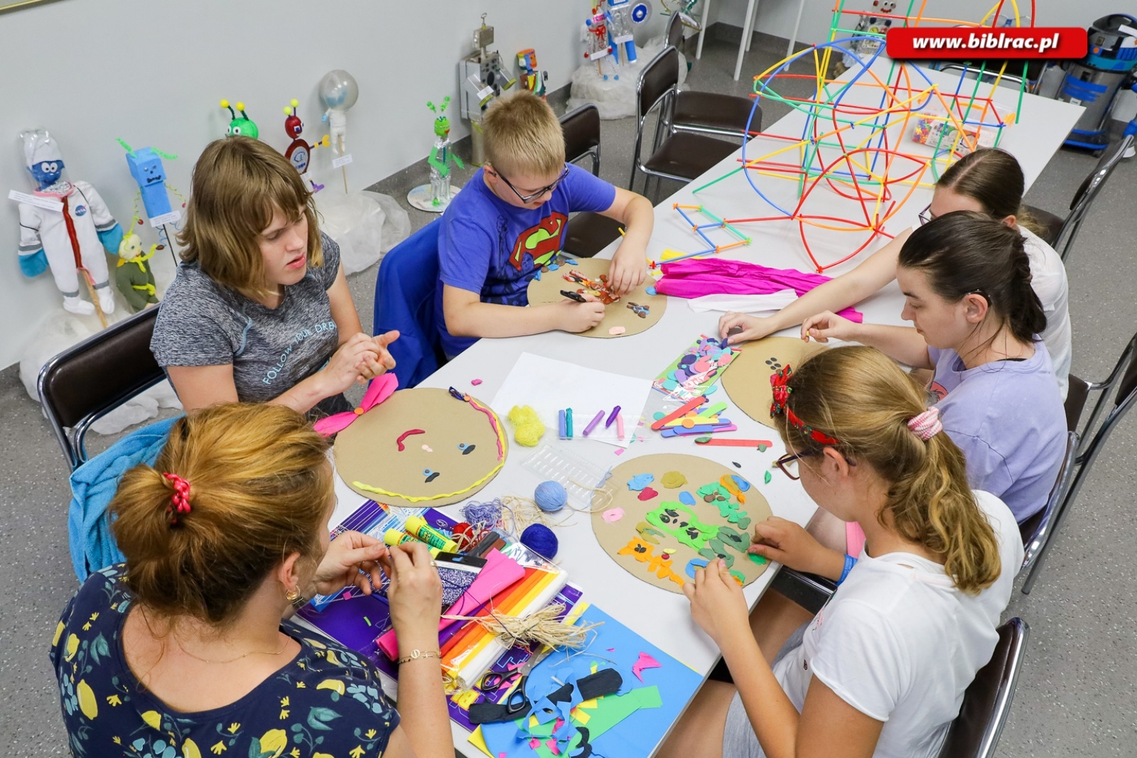 Zdjęcie w galerii na portalu naszraciborz.pl:  W bibliotece trwają wakacyjne zajęcia dla osób z niepełnosprawnościami wiadomości z regionu