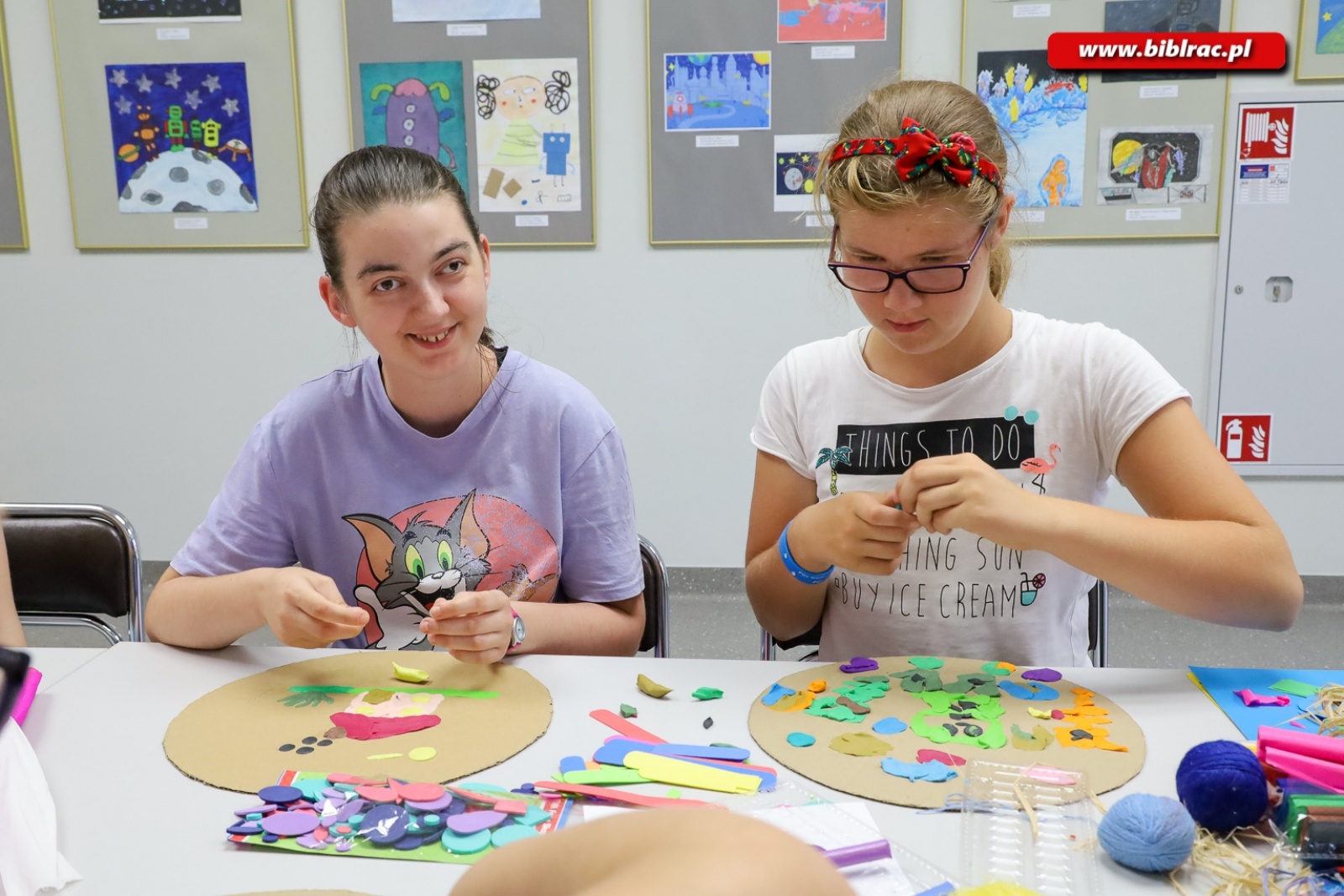 Zdjęcie w galerii na portalu naszraciborz.pl:  W bibliotece trwają wakacyjne zajęcia dla osób z niepełnosprawnościami wiadomości z regionu