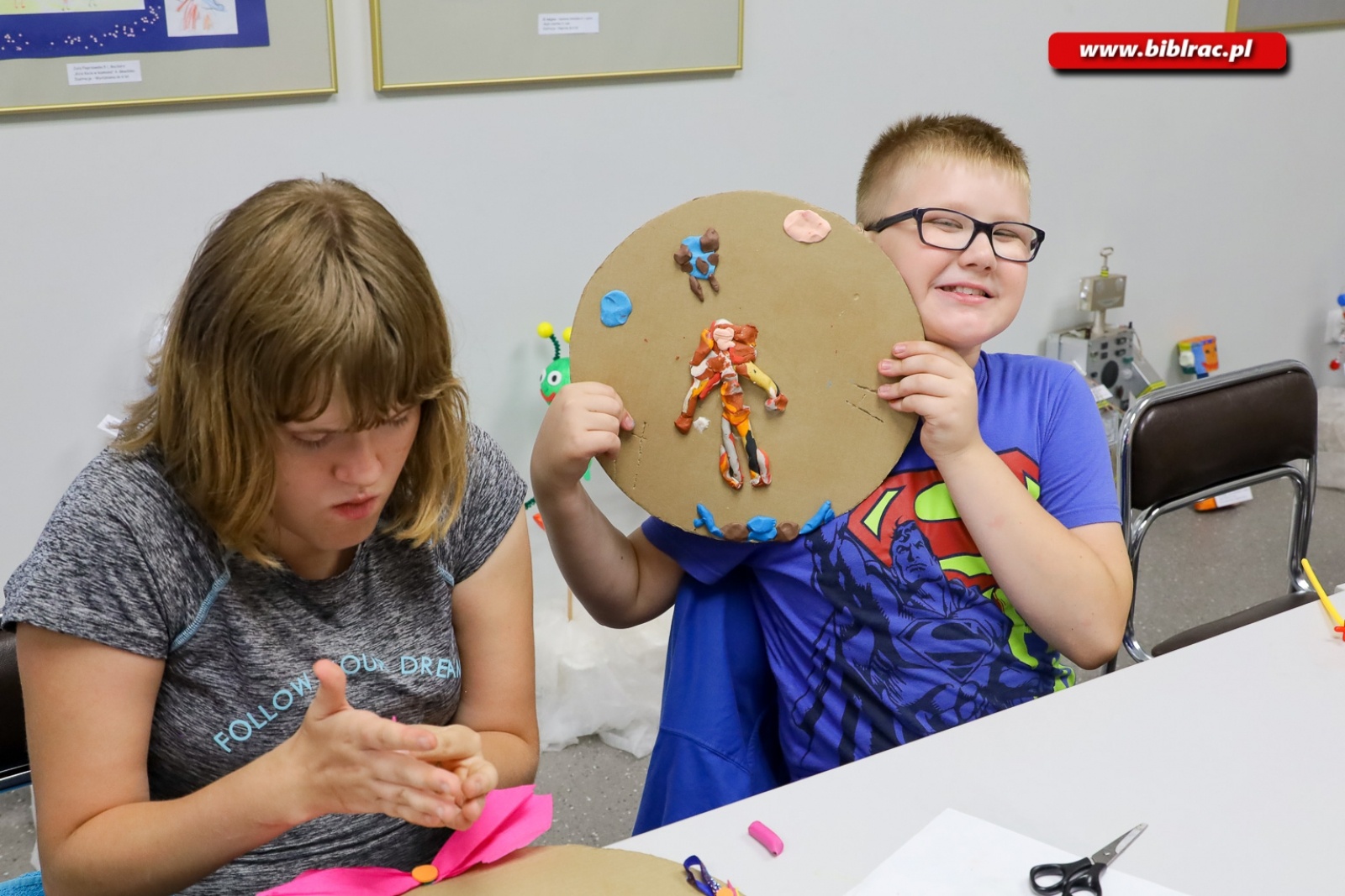 Zdjęcie w galerii na portalu naszraciborz.pl:  W bibliotece trwają wakacyjne zajęcia dla osób z niepełnosprawnościami wiadomości z regionu