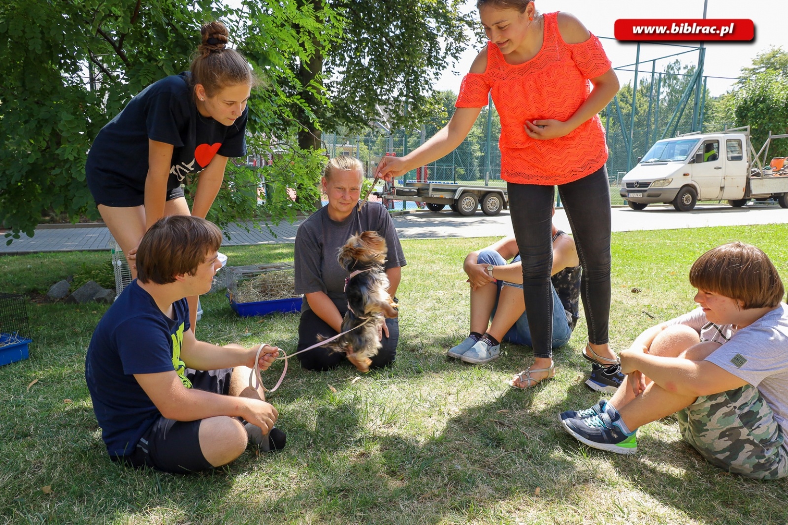 Zdjęcie w galerii na portalu naszraciborz.pl:  W bibliotece trwają wakacyjne zajęcia dla osób z niepełnosprawnościami wiadomości z regionu