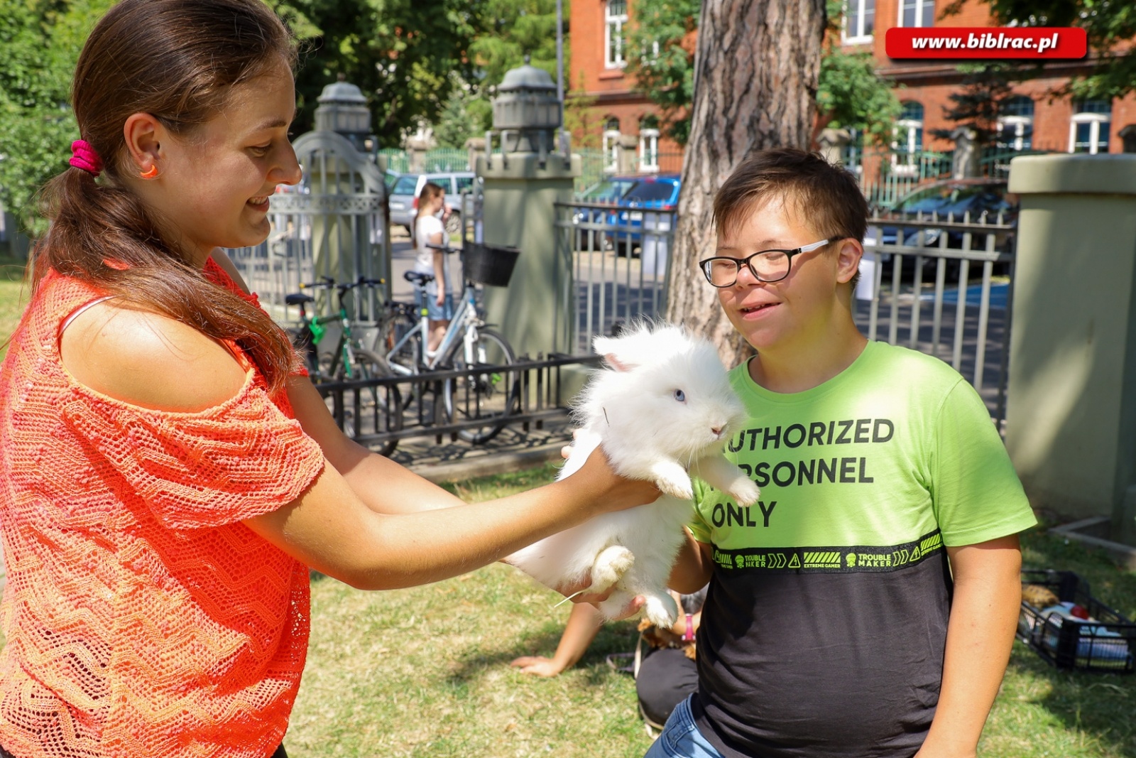 Zdjęcie w galerii na portalu naszraciborz.pl:  W bibliotece trwają wakacyjne zajęcia dla osób z niepełnosprawnościami wiadomości z regionu