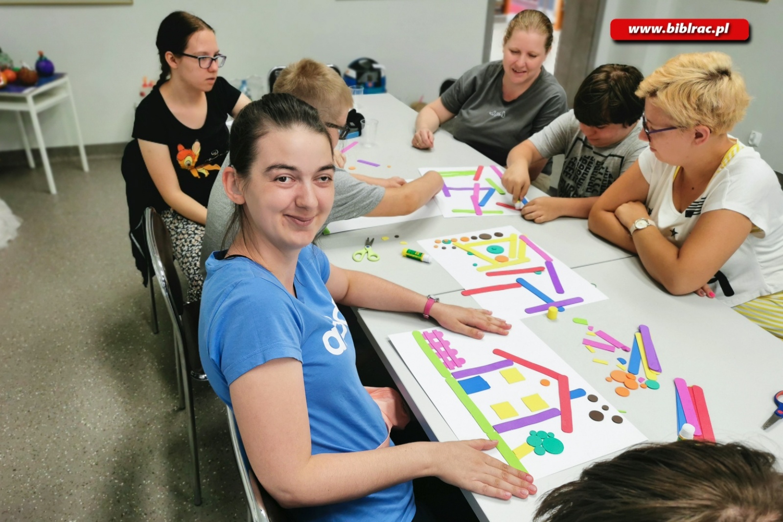 Zdjęcie w galerii na portalu naszraciborz.pl:  W bibliotece trwają wakacyjne zajęcia dla osób z niepełnosprawnościami wiadomości z regionu