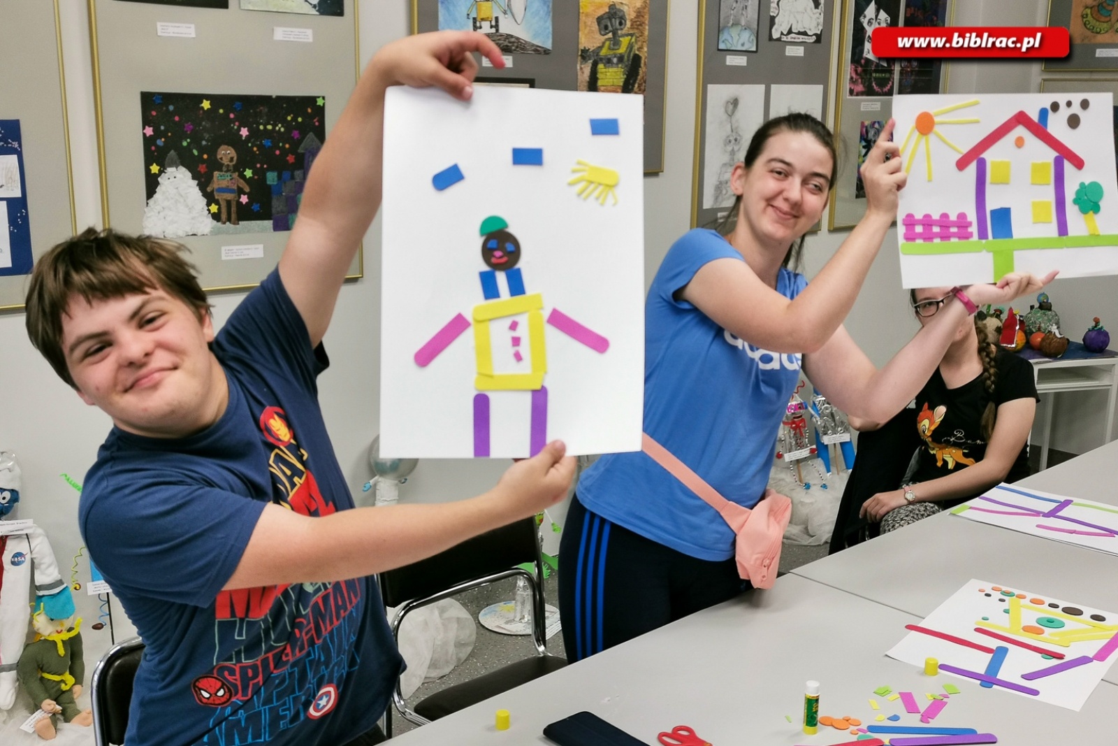 Zdjęcie w galerii na portalu naszraciborz.pl:  W bibliotece trwają wakacyjne zajęcia dla osób z niepełnosprawnościami wiadomości z regionu