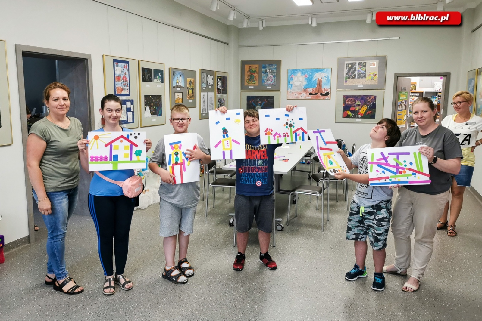 Zdjęcie w galerii na portalu naszraciborz.pl:  W bibliotece trwają wakacyjne zajęcia dla osób z niepełnosprawnościami wiadomości z regionu
