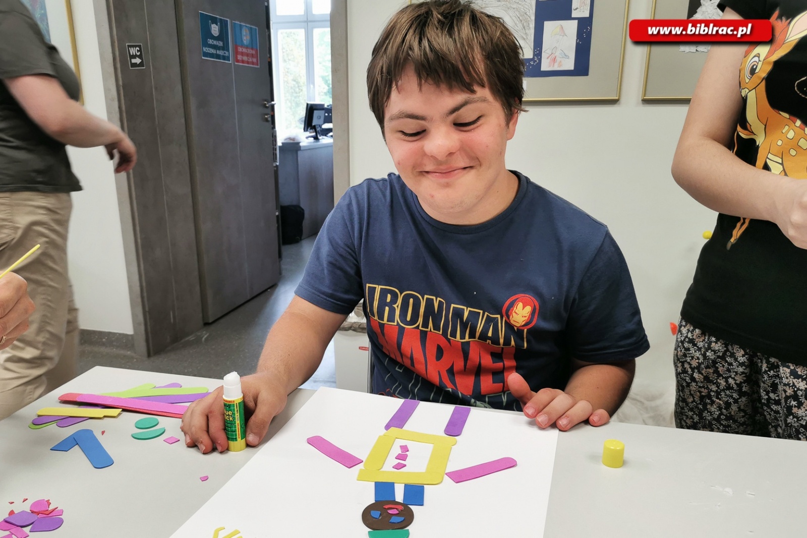 Zdjęcie w galerii na portalu naszraciborz.pl:  W bibliotece trwają wakacyjne zajęcia dla osób z niepełnosprawnościami wiadomości z regionu