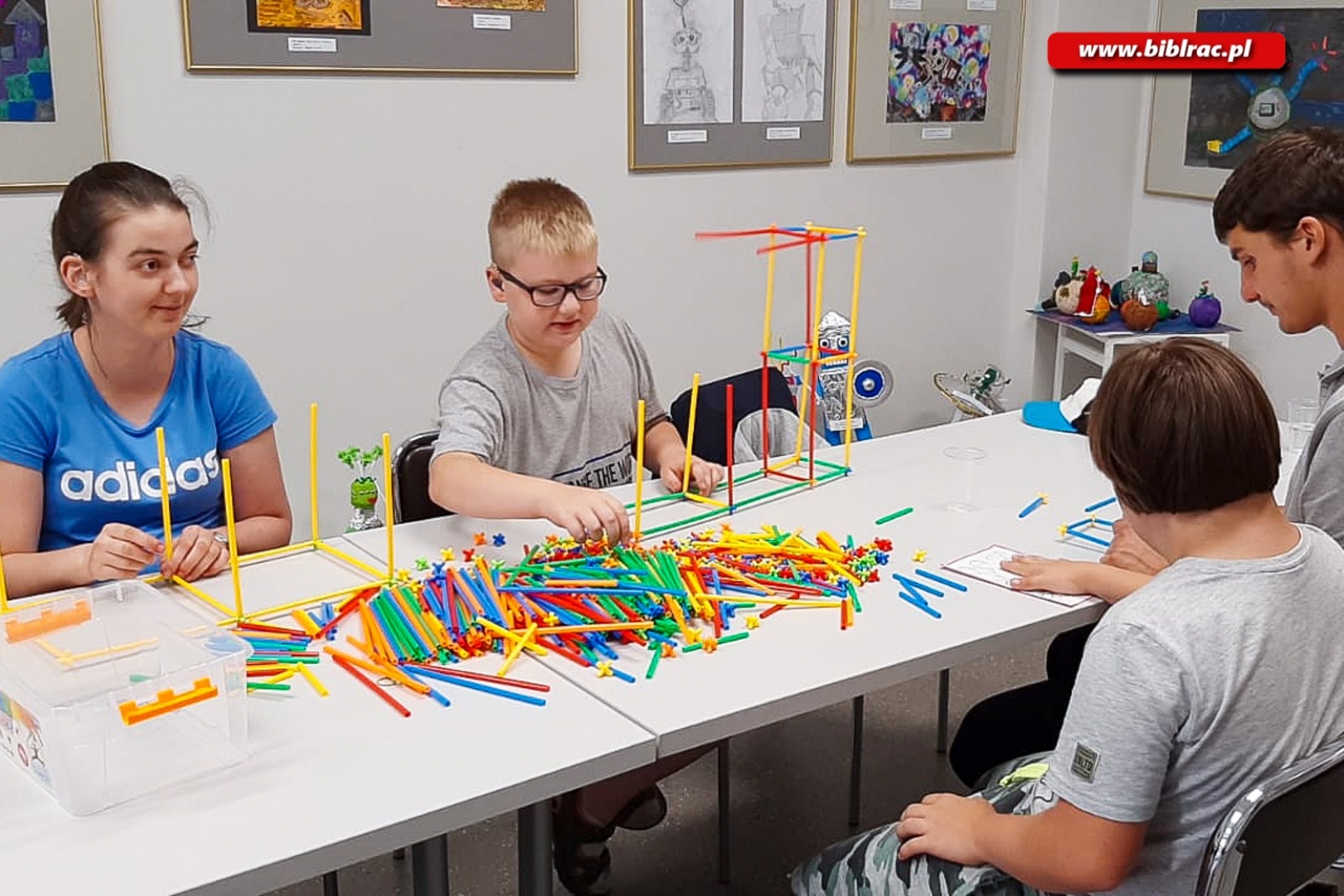 Zdjęcie w galerii na portalu naszraciborz.pl:  W bibliotece trwają wakacyjne zajęcia dla osób z niepełnosprawnościami wiadomości z regionu