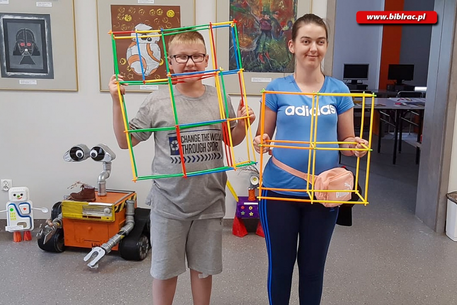 Zdjęcie w galerii na portalu naszraciborz.pl:  W bibliotece trwają wakacyjne zajęcia dla osób z niepełnosprawnościami wiadomości z regionu