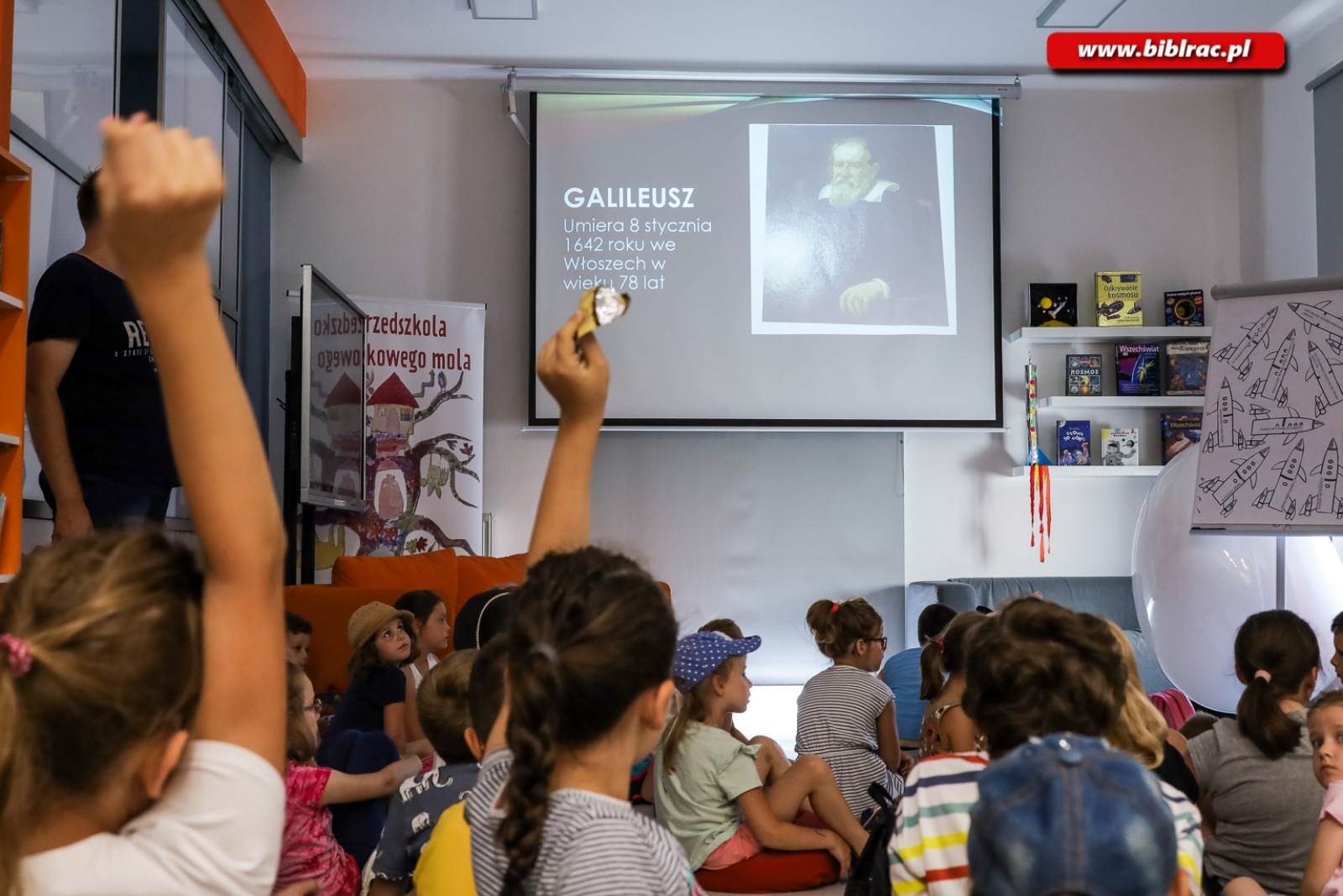 Zdjęcie w galerii na portalu naszraciborz.pl: Kosmiczni przyjaciele – na półmetku Kosmicznego Lata z Biblioteką wiadomości z regionu