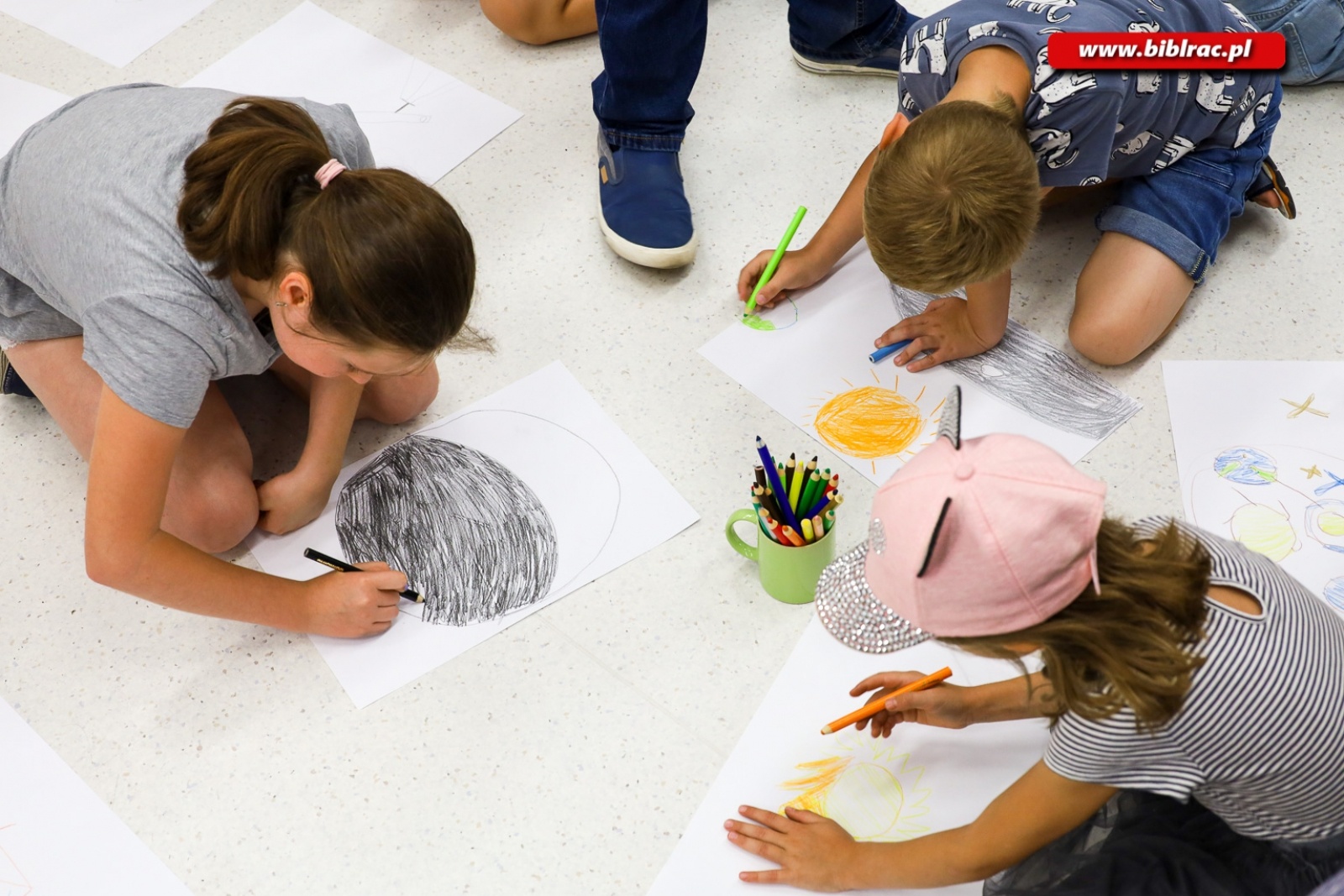 Zdjęcie w galerii na portalu naszraciborz.pl: Kosmiczni przyjaciele – na półmetku Kosmicznego Lata z Biblioteką wiadomości z regionu