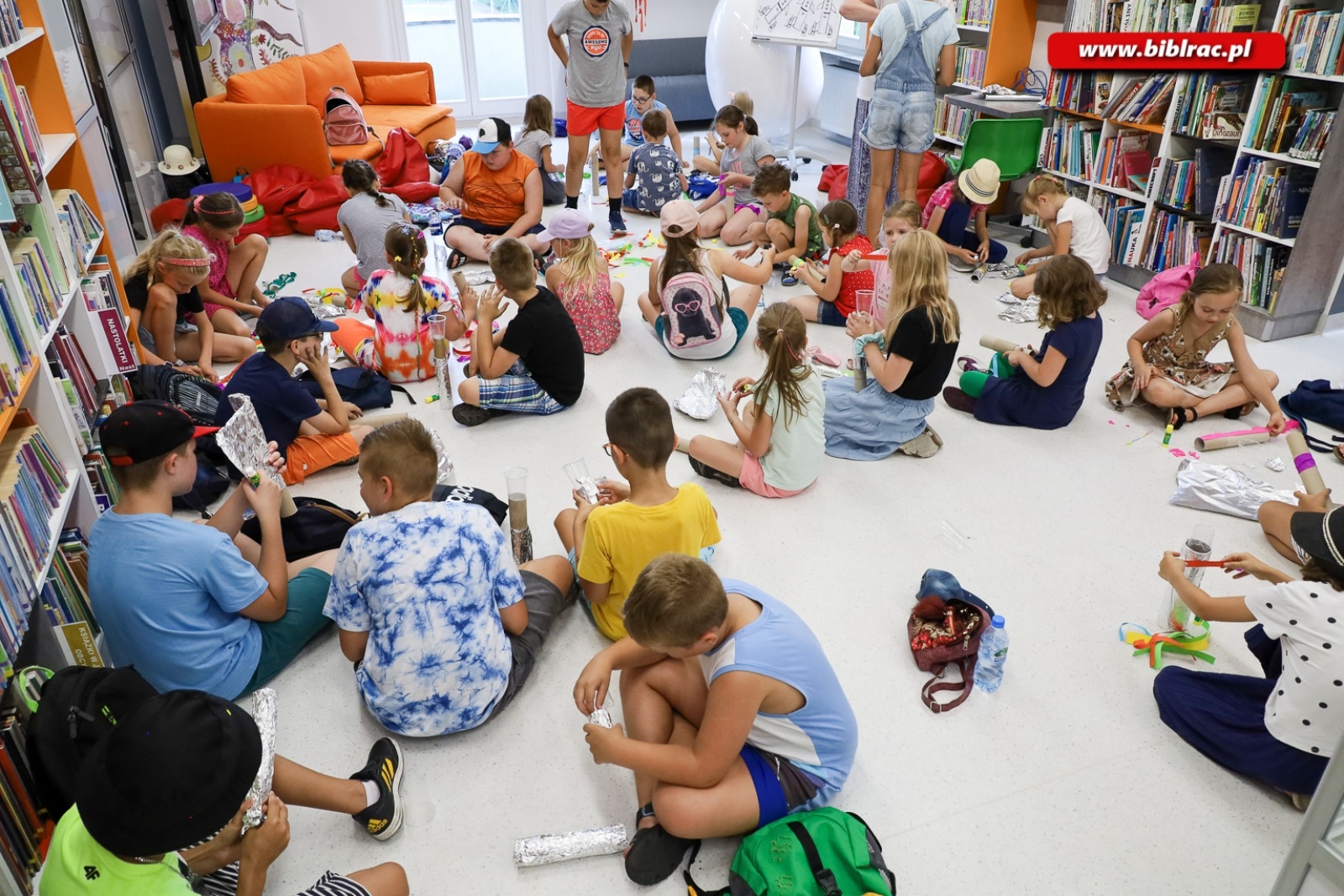 Zdjęcie w galerii na portalu naszraciborz.pl: Kosmiczni przyjaciele – na półmetku Kosmicznego Lata z Biblioteką wiadomości z regionu