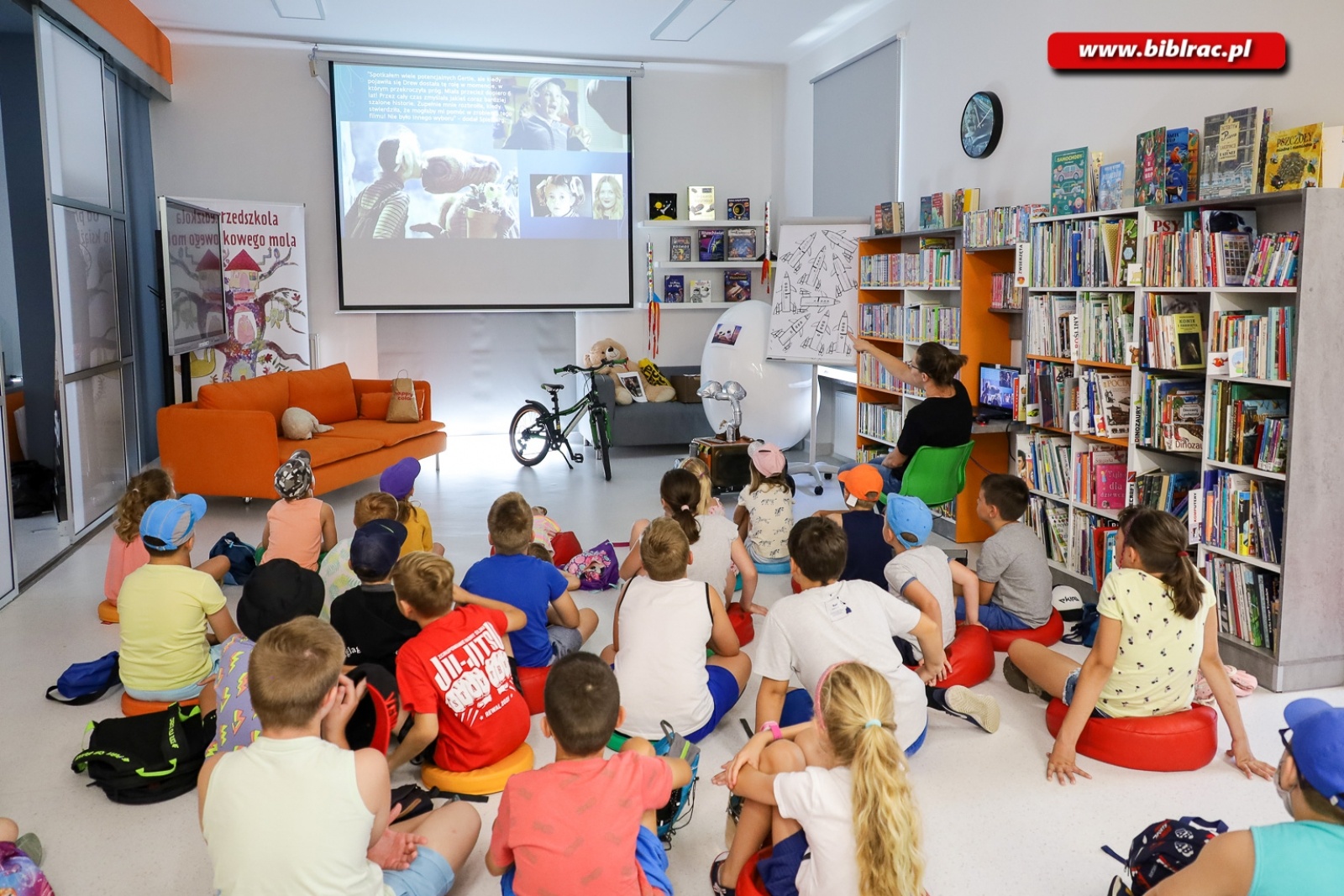 Zdjęcie w galerii na portalu naszraciborz.pl: Kosmiczni przyjaciele – na półmetku Kosmicznego Lata z Biblioteką wiadomości z regionu