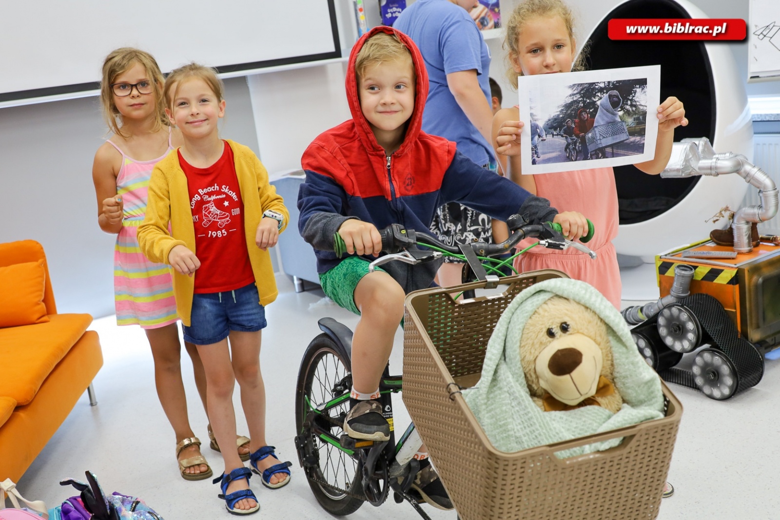 Zdjęcie w galerii na portalu naszraciborz.pl: Kosmiczni przyjaciele – na półmetku Kosmicznego Lata z Biblioteką wiadomości z regionu