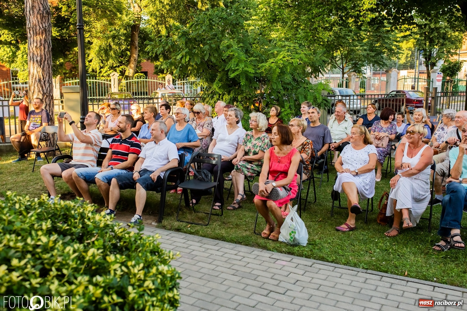 Zdjęcie w galerii na portalu naszraciborz.pl: Historia muzyki na schodach biblioteki wiadomości z regionu
