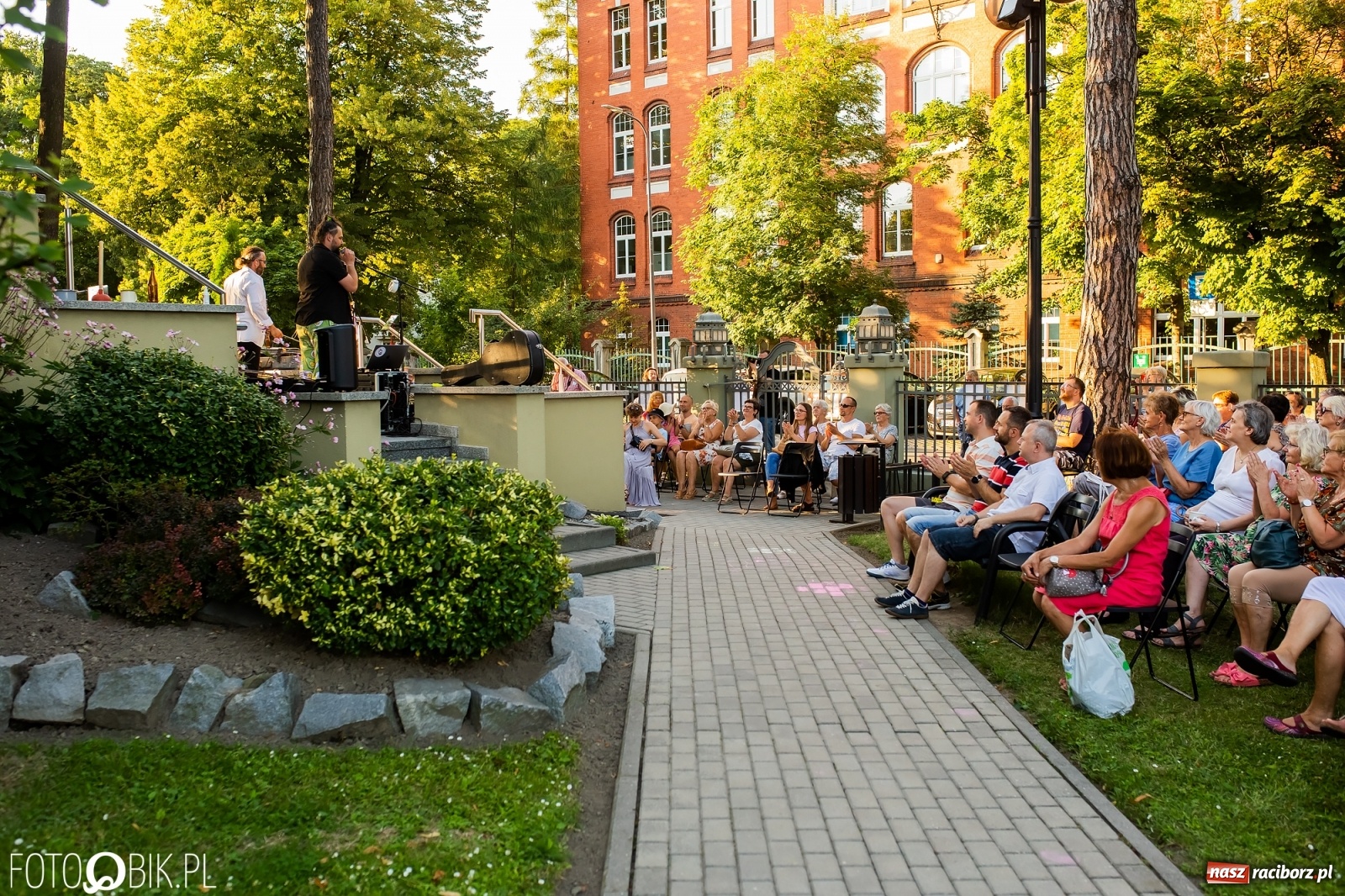 Zdjęcie w galerii na portalu naszraciborz.pl: Historia muzyki na schodach biblioteki wiadomości z regionu