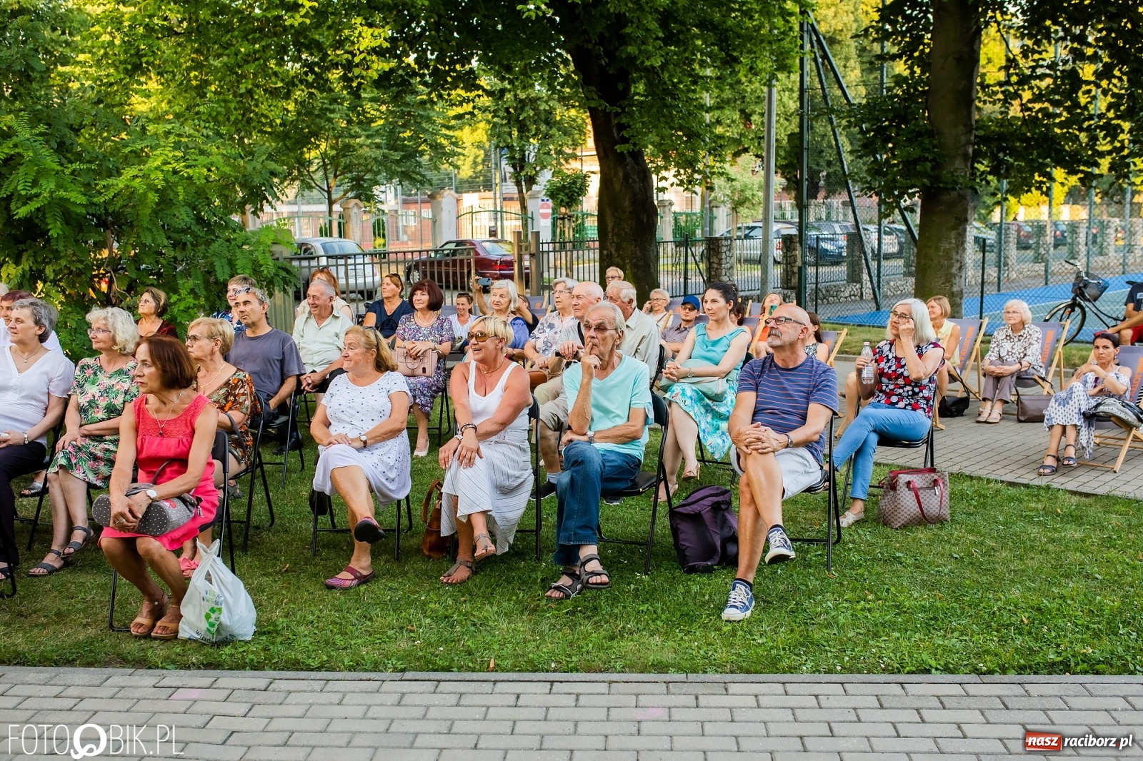 Zdjęcie w galerii na portalu naszraciborz.pl: Historia muzyki na schodach biblioteki wiadomości z regionu