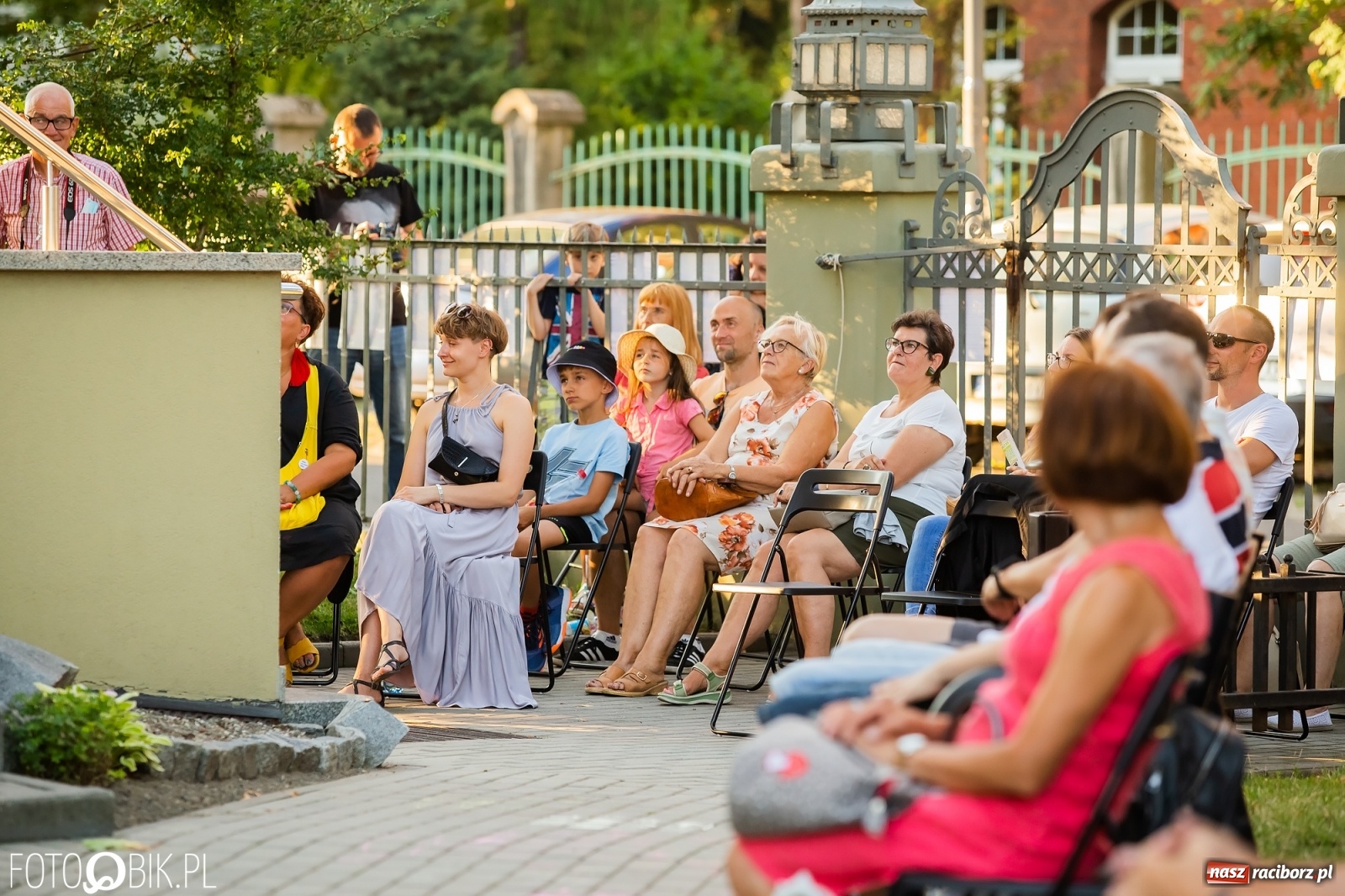 Zdjęcie w galerii na portalu naszraciborz.pl: Historia muzyki na schodach biblioteki wiadomości z regionu