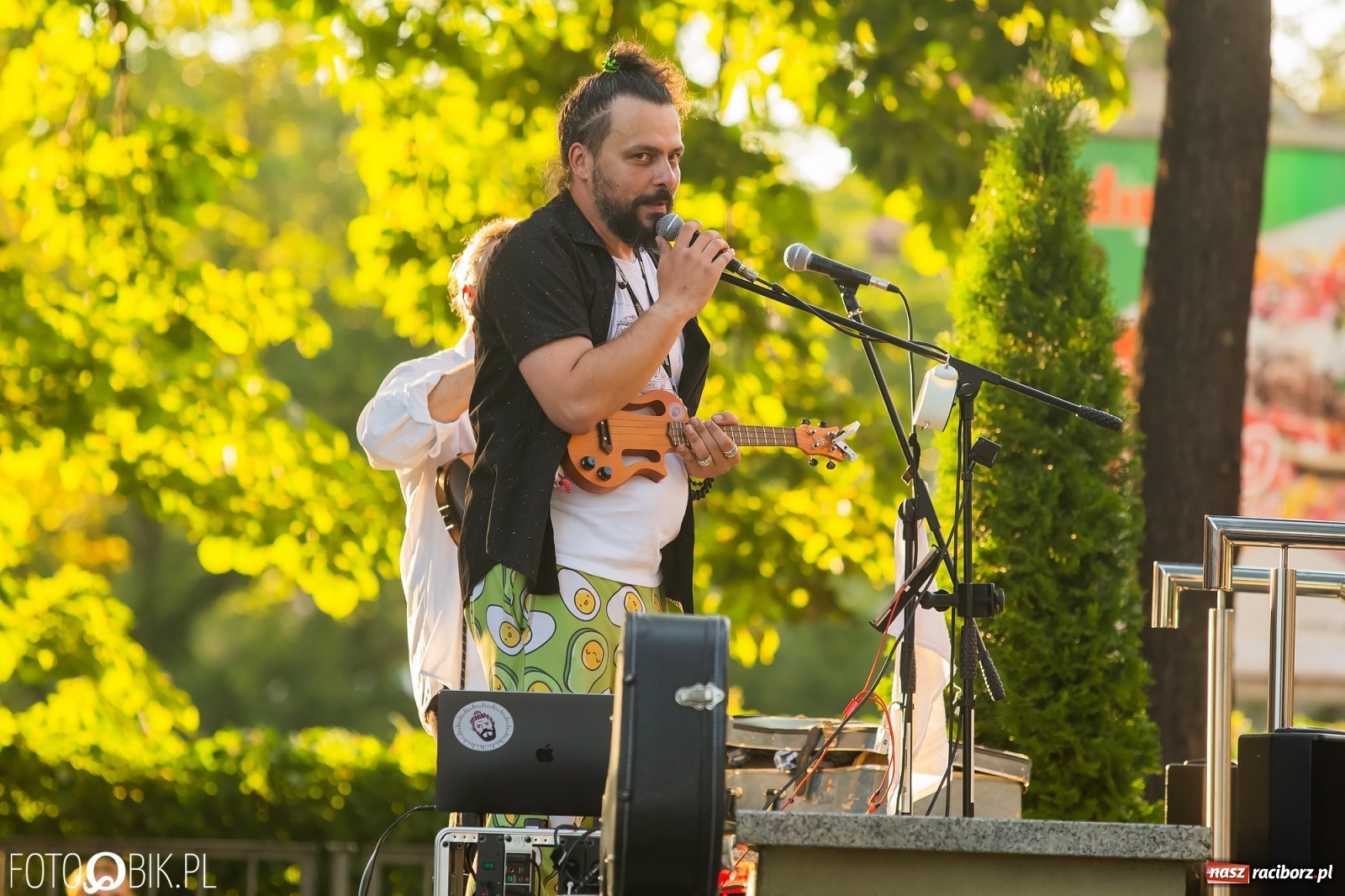 Zdjęcie w galerii na portalu naszraciborz.pl: Historia muzyki na schodach biblioteki wiadomości z regionu