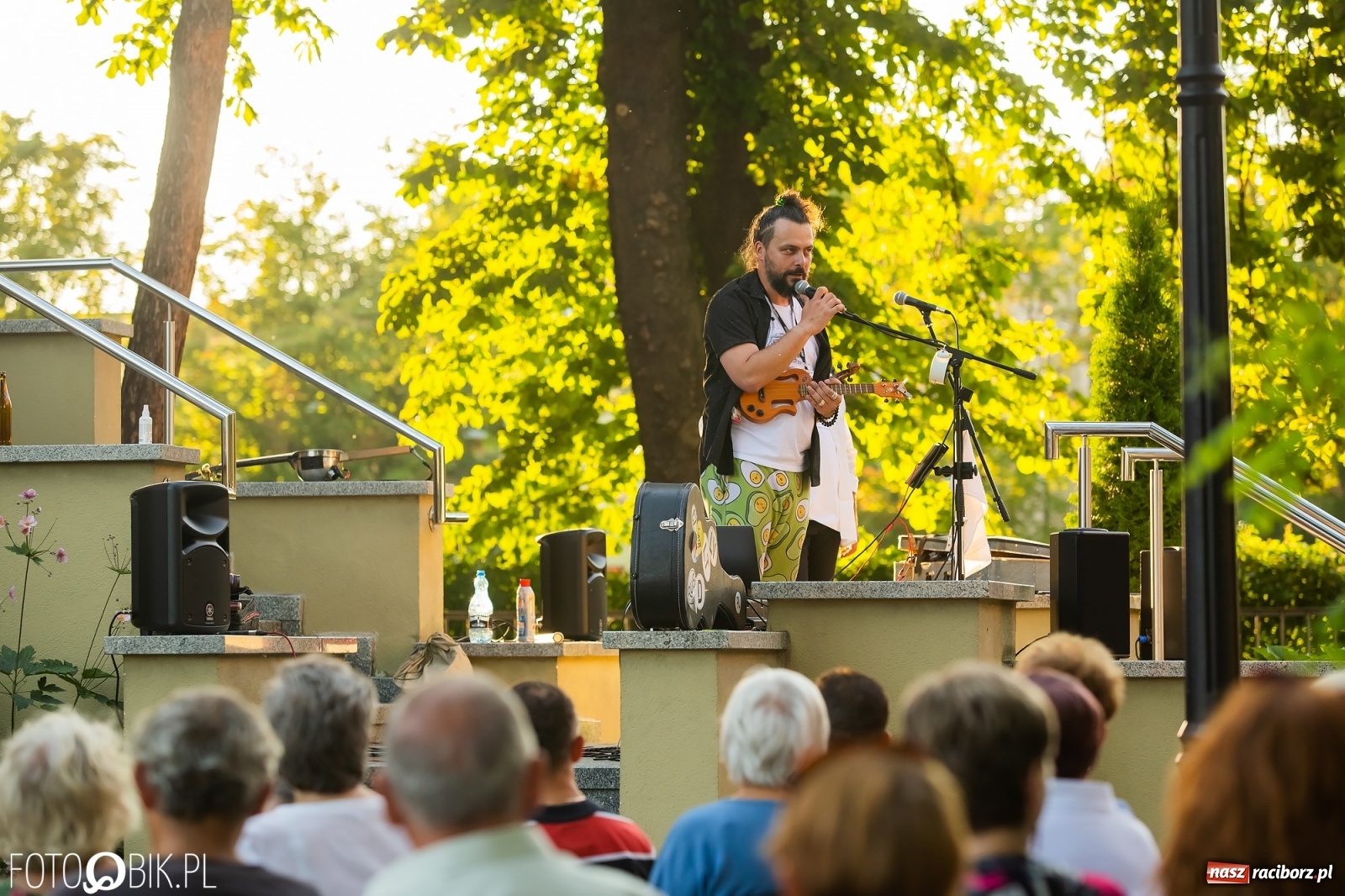 Zdjęcie w galerii na portalu naszraciborz.pl: Historia muzyki na schodach biblioteki wiadomości z regionu