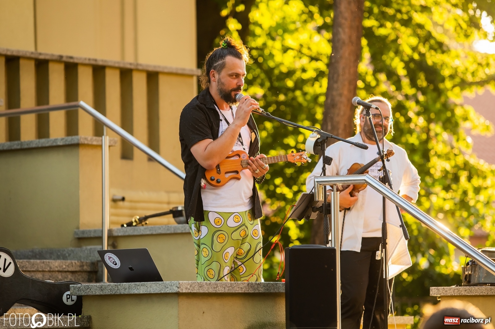 Zdjęcie w galerii na portalu naszraciborz.pl: Historia muzyki na schodach biblioteki wiadomości z regionu