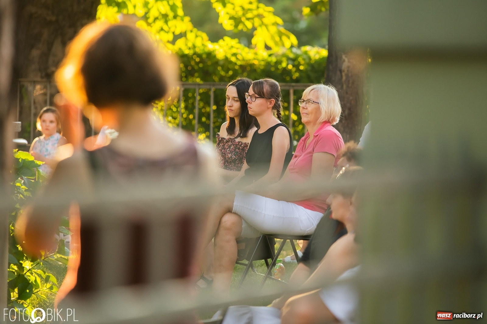 Zdjęcie w galerii na portalu naszraciborz.pl: Historia muzyki na schodach biblioteki wiadomości z regionu