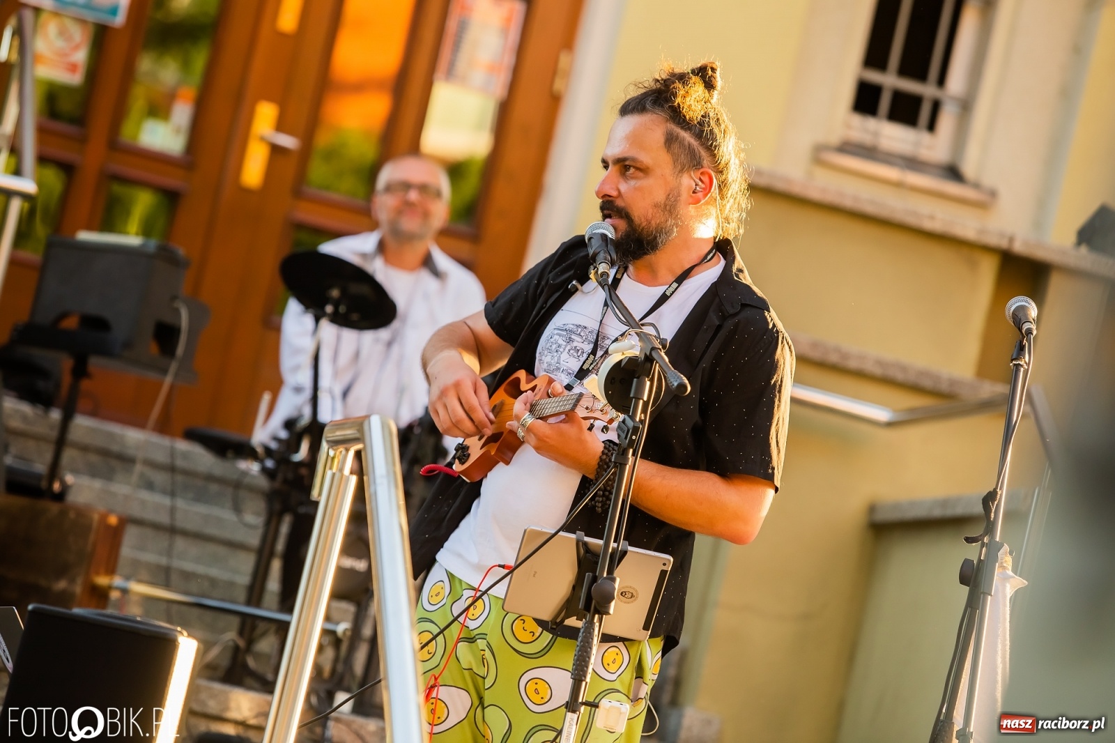 Zdjęcie w galerii na portalu naszraciborz.pl: Historia muzyki na schodach biblioteki wiadomości z regionu
