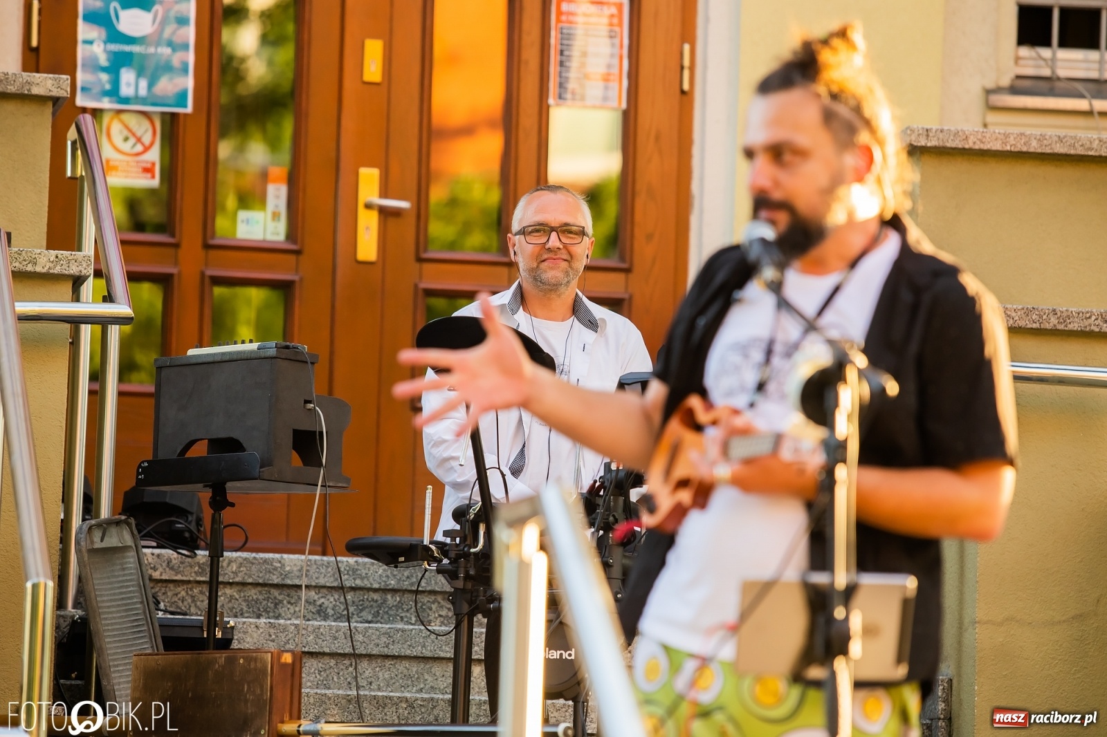 Zdjęcie w galerii na portalu naszraciborz.pl: Historia muzyki na schodach biblioteki wiadomości z regionu