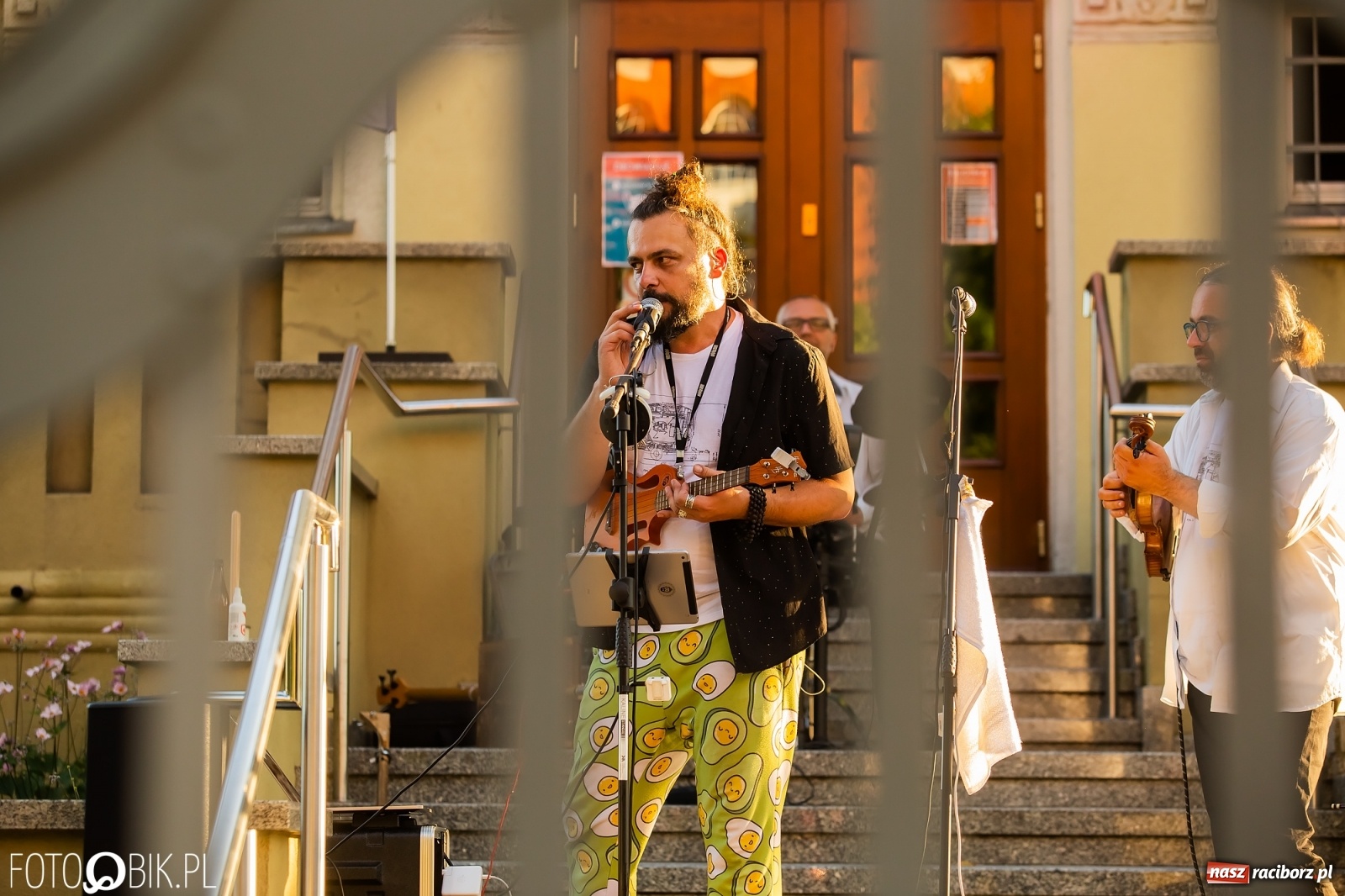 Zdjęcie w galerii na portalu naszraciborz.pl: Historia muzyki na schodach biblioteki wiadomości z regionu