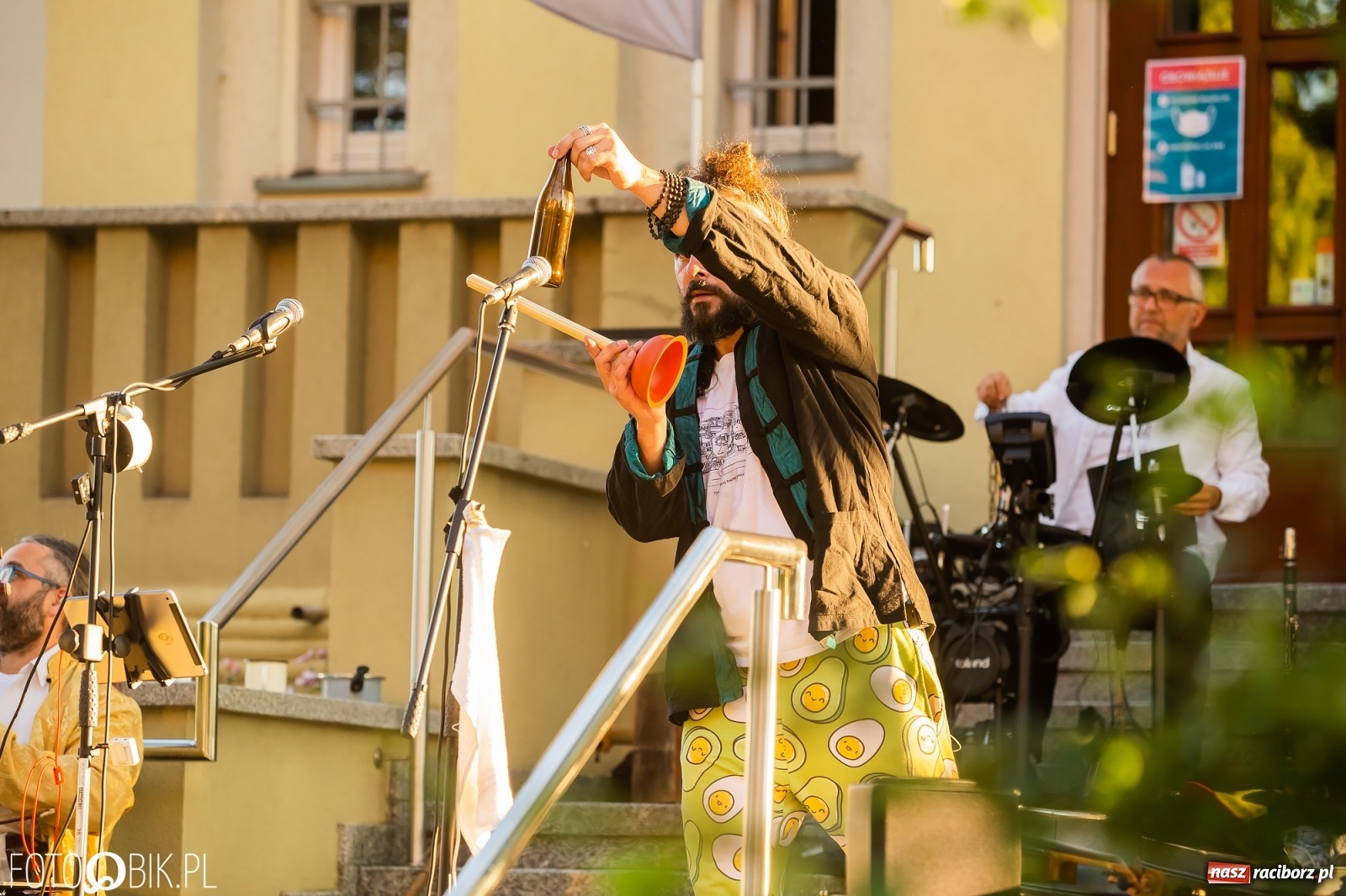 Zdjęcie w galerii na portalu naszraciborz.pl: Historia muzyki na schodach biblioteki wiadomości z regionu