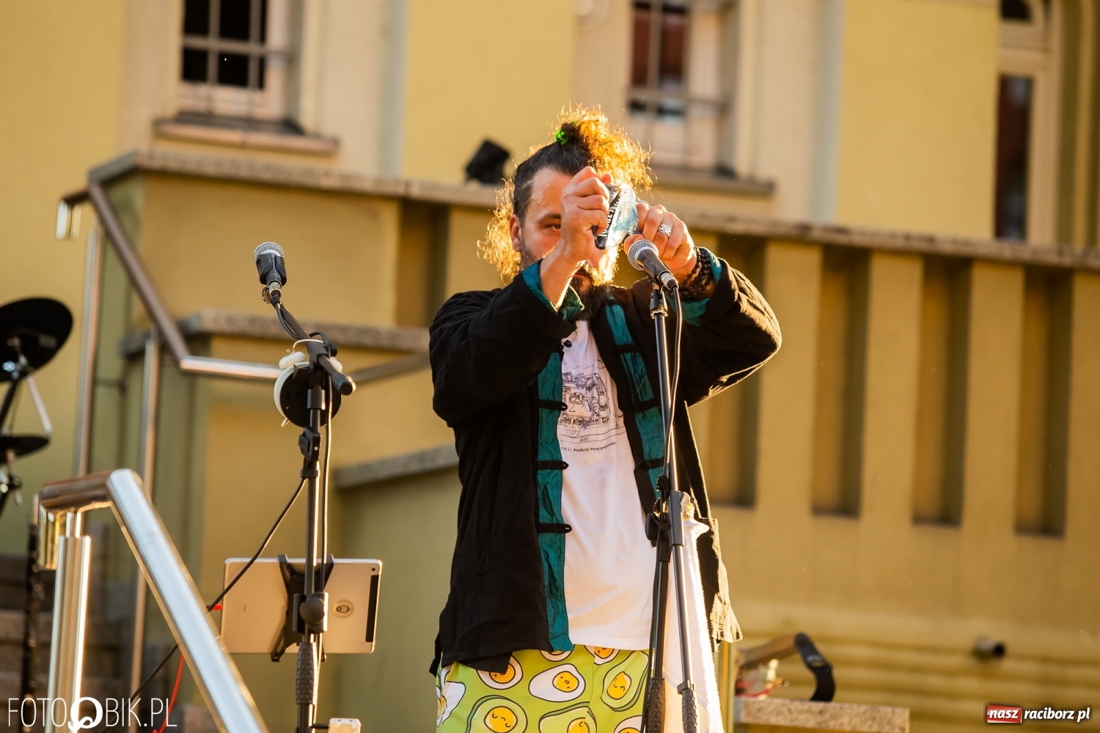 Zdjęcie w galerii na portalu naszraciborz.pl: Historia muzyki na schodach biblioteki wiadomości z regionu