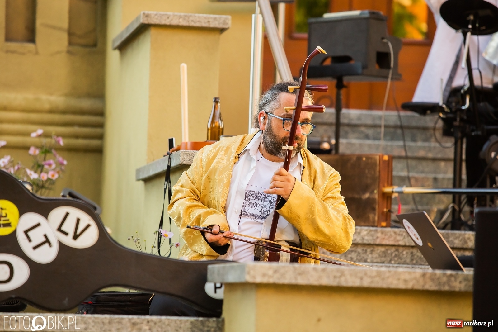 Zdjęcie w galerii na portalu naszraciborz.pl: Historia muzyki na schodach biblioteki wiadomości z regionu