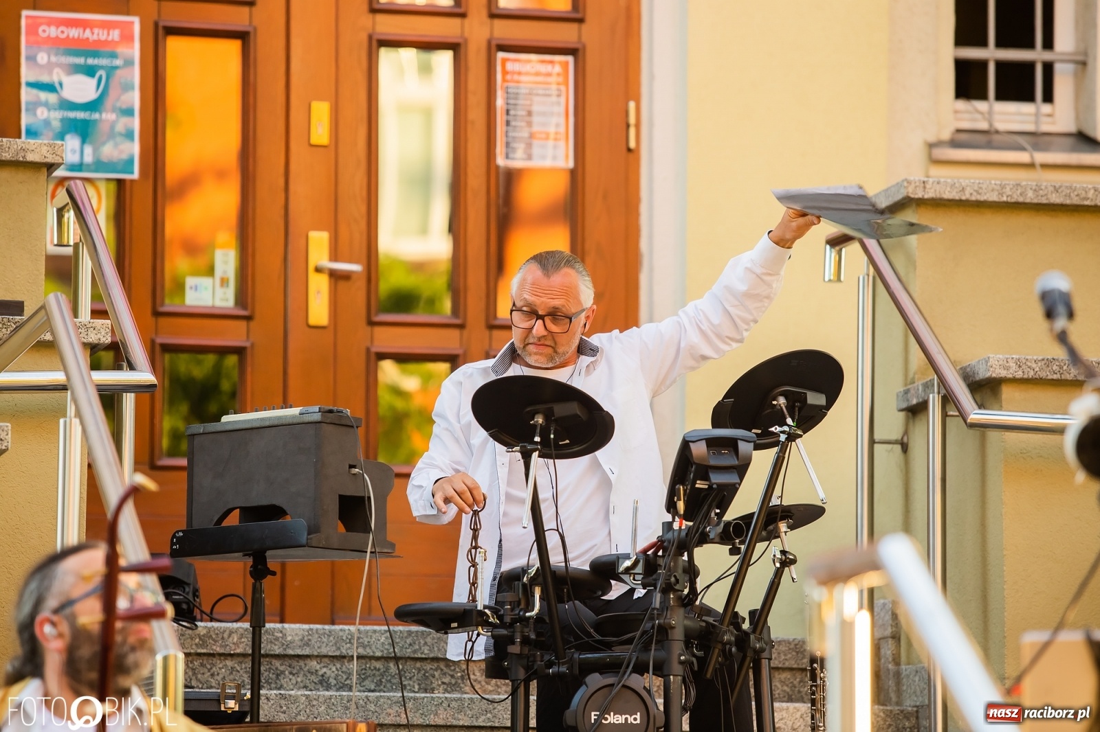 Zdjęcie w galerii na portalu naszraciborz.pl: Historia muzyki na schodach biblioteki wiadomości z regionu