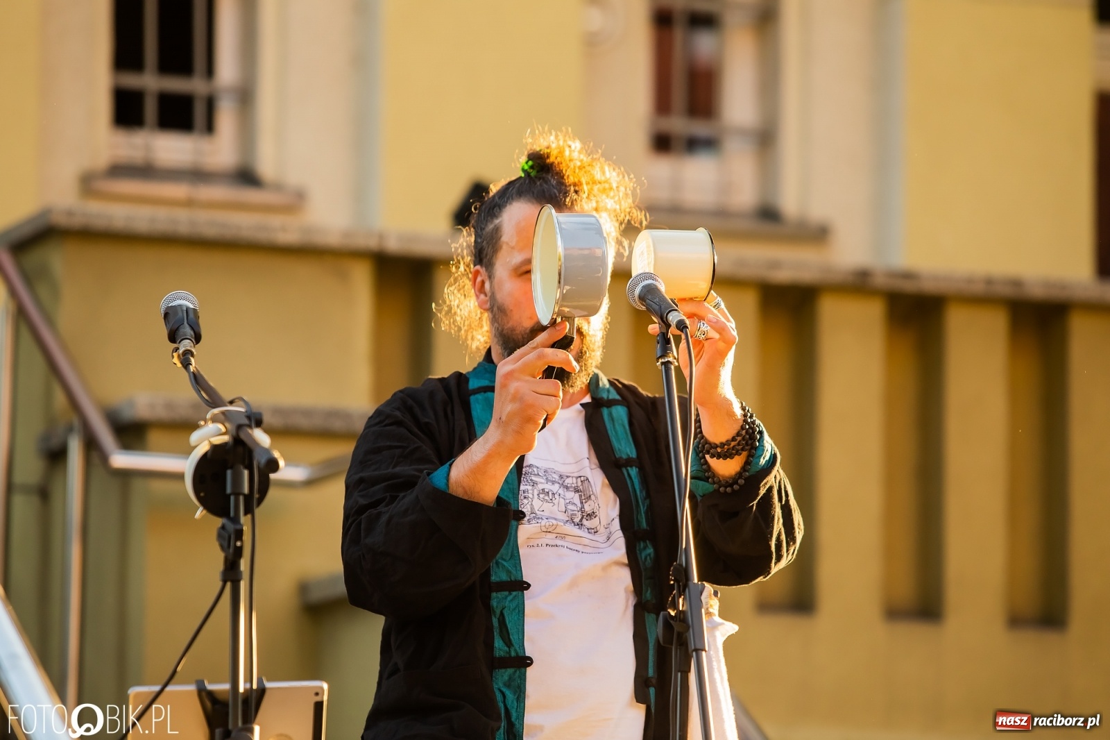 Zdjęcie w galerii na portalu naszraciborz.pl: Historia muzyki na schodach biblioteki wiadomości z regionu