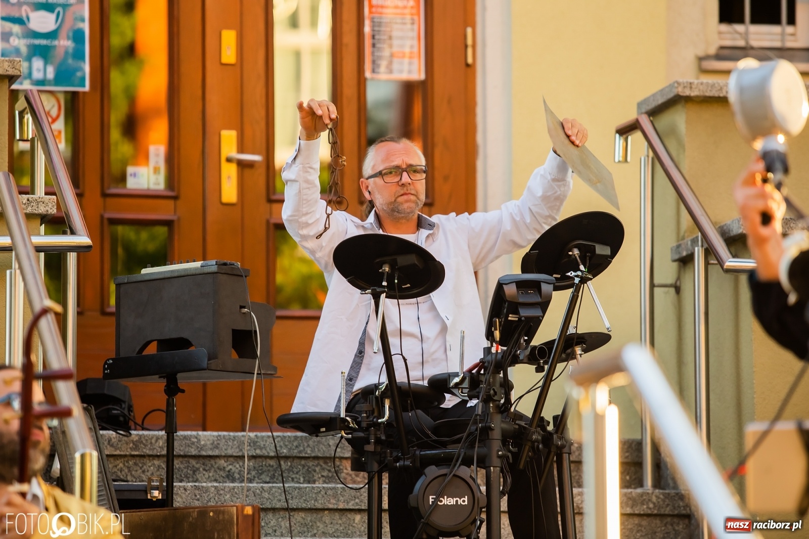 Zdjęcie w galerii na portalu naszraciborz.pl: Historia muzyki na schodach biblioteki wiadomości z regionu