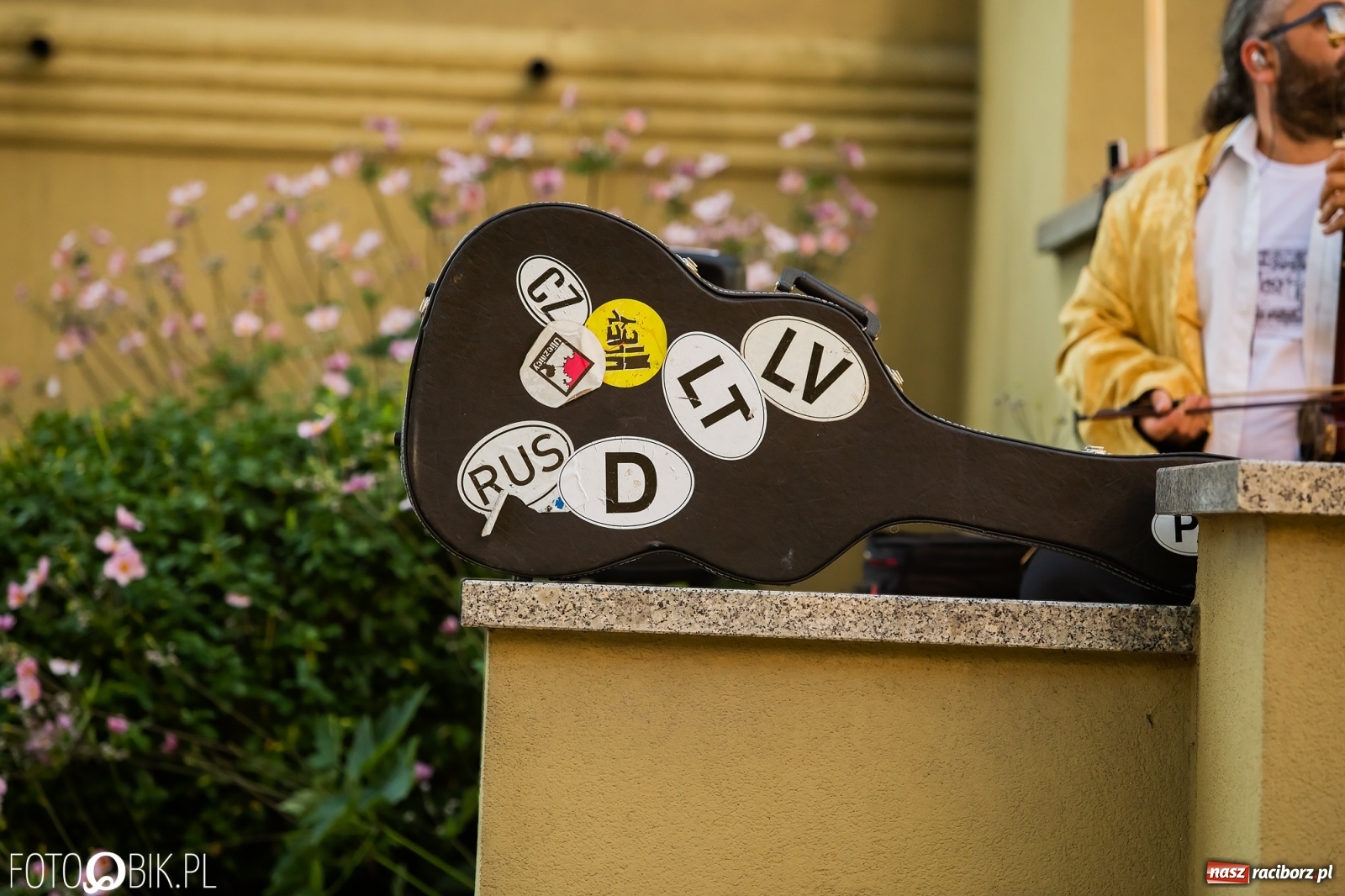 Zdjęcie w galerii na portalu naszraciborz.pl: Historia muzyki na schodach biblioteki wiadomości z regionu