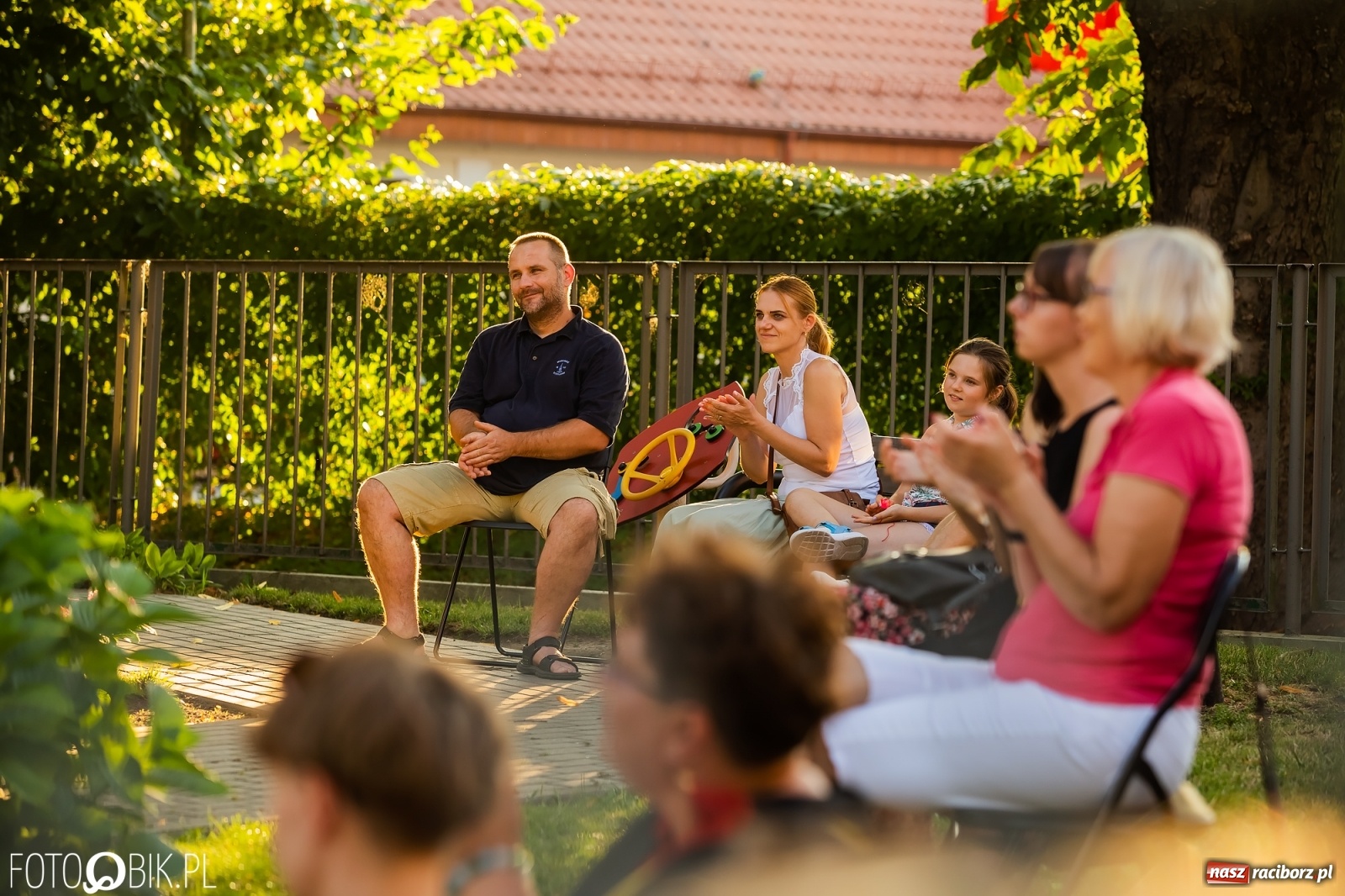 Zdjęcie w galerii na portalu naszraciborz.pl: Historia muzyki na schodach biblioteki wiadomości z regionu