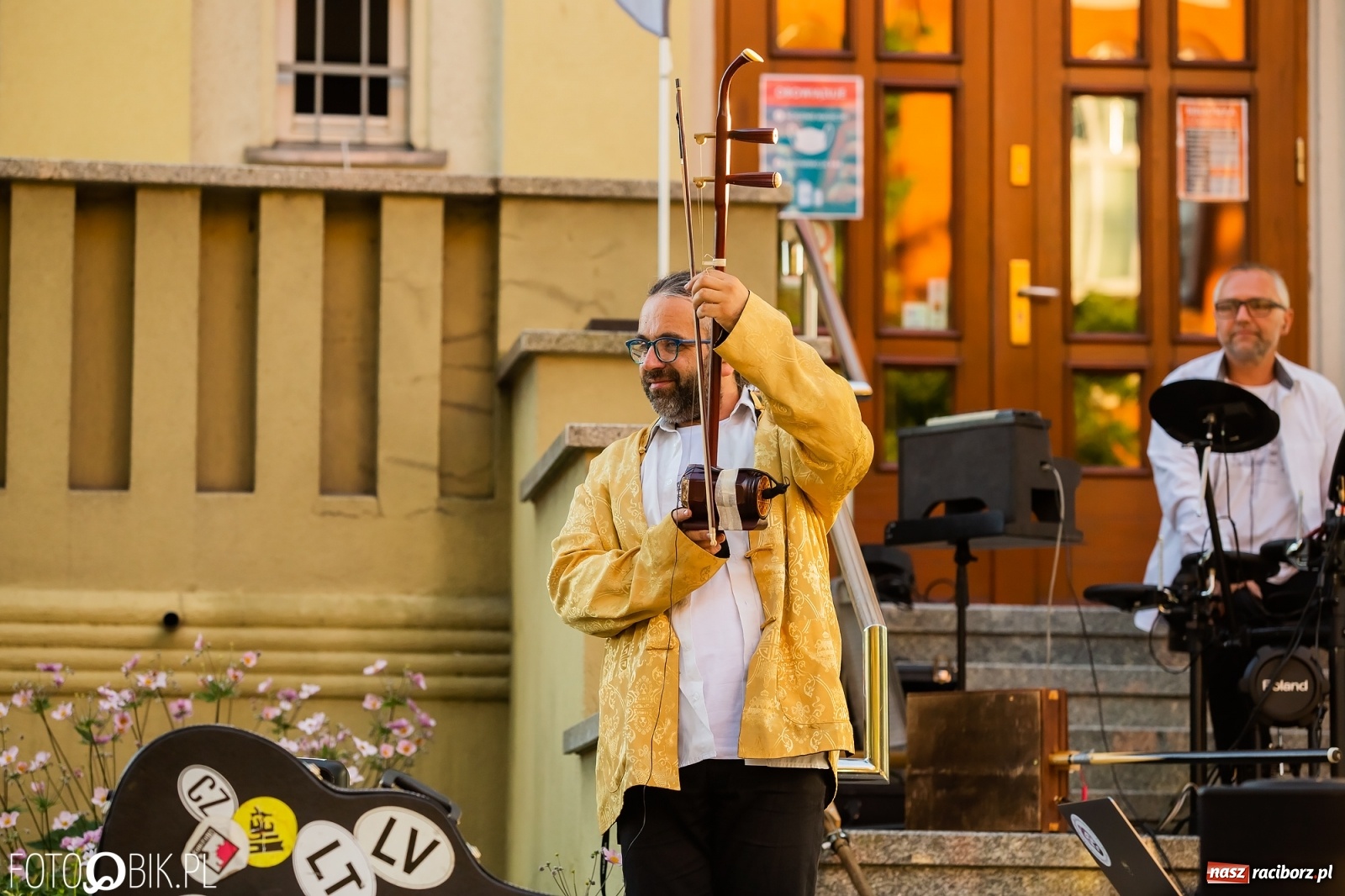 Zdjęcie w galerii na portalu naszraciborz.pl: Historia muzyki na schodach biblioteki wiadomości z regionu