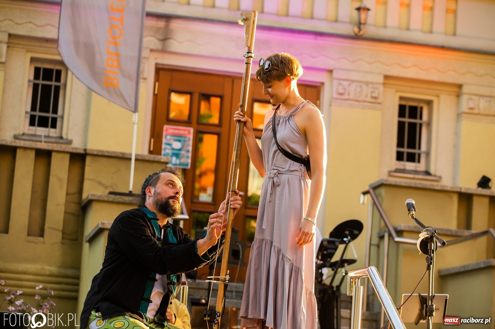 Zdjęcie w galerii na portalu naszraciborz.pl: Historia muzyki na schodach biblioteki wiadomości z regionu