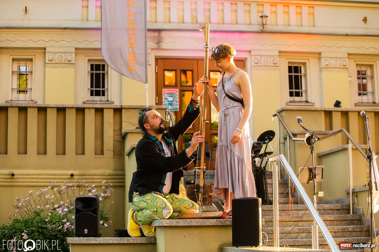 Zdjęcie w galerii na portalu naszraciborz.pl: Historia muzyki na schodach biblioteki wiadomości z regionu