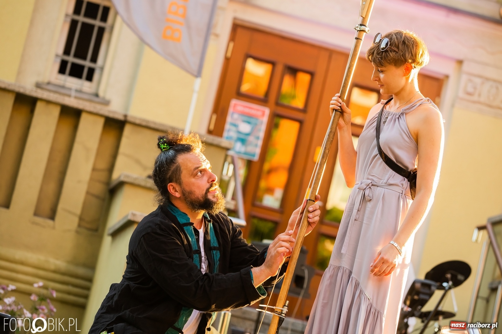 Zdjęcie w galerii na portalu naszraciborz.pl: Historia muzyki na schodach biblioteki wiadomości z regionu
