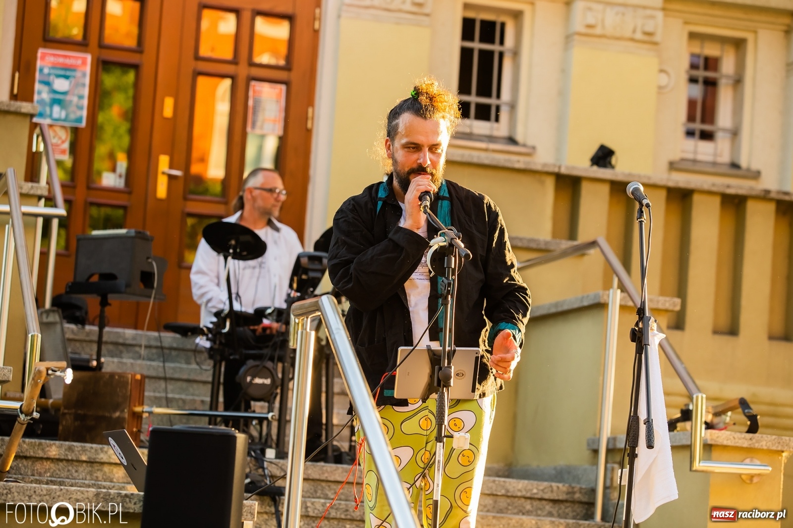 Zdjęcie w galerii na portalu naszraciborz.pl: Historia muzyki na schodach biblioteki wiadomości z regionu