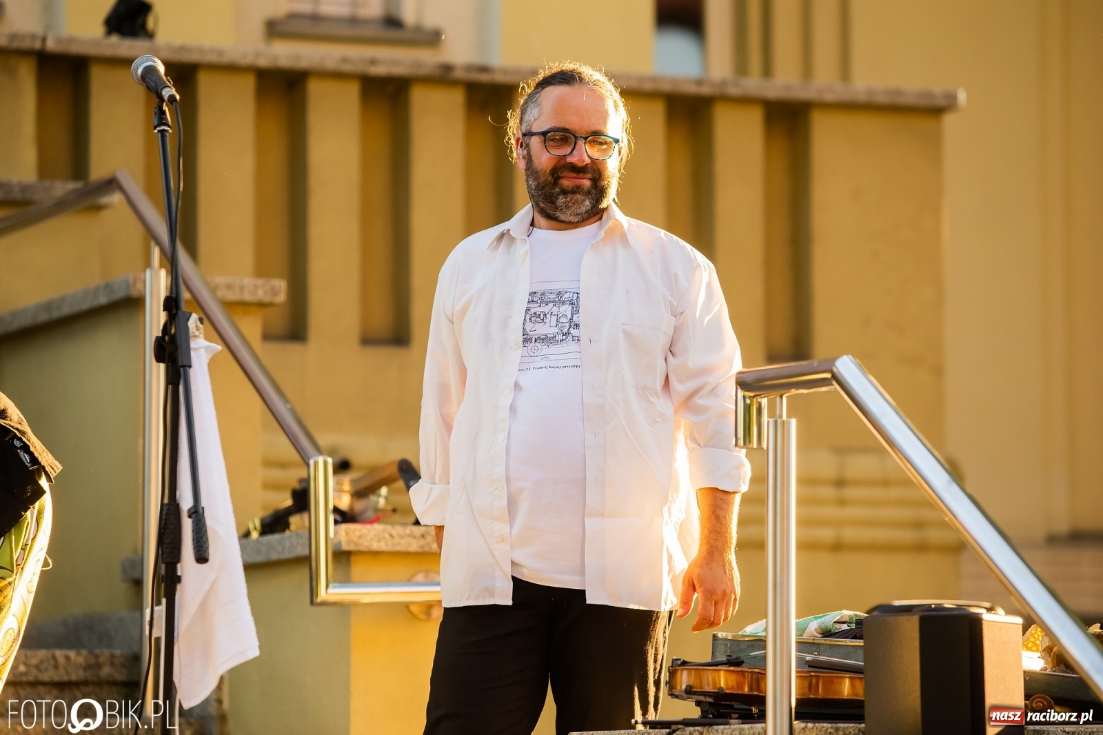 Zdjęcie w galerii na portalu naszraciborz.pl: Historia muzyki na schodach biblioteki wiadomości z regionu