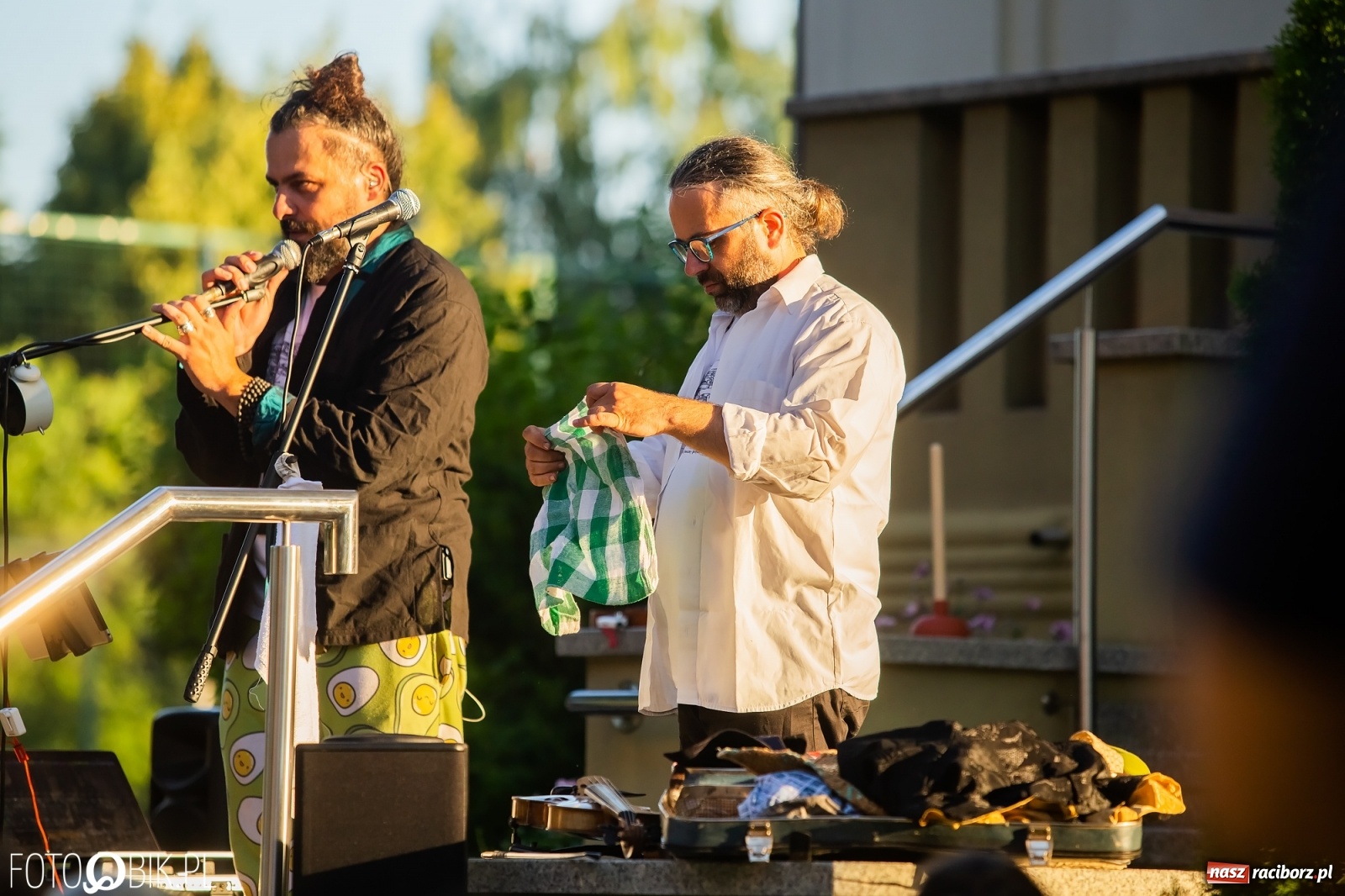 Zdjęcie w galerii na portalu naszraciborz.pl: Historia muzyki na schodach biblioteki wiadomości z regionu