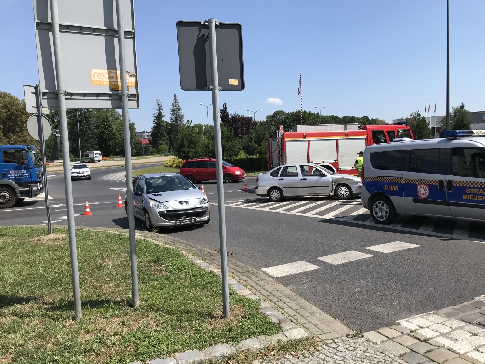 Zdjęcie w galerii na portalu naszraciborz.pl: Kolizja na rondzie. Policja zwraca uwagę na jeden szczegół wiadomości z regionu