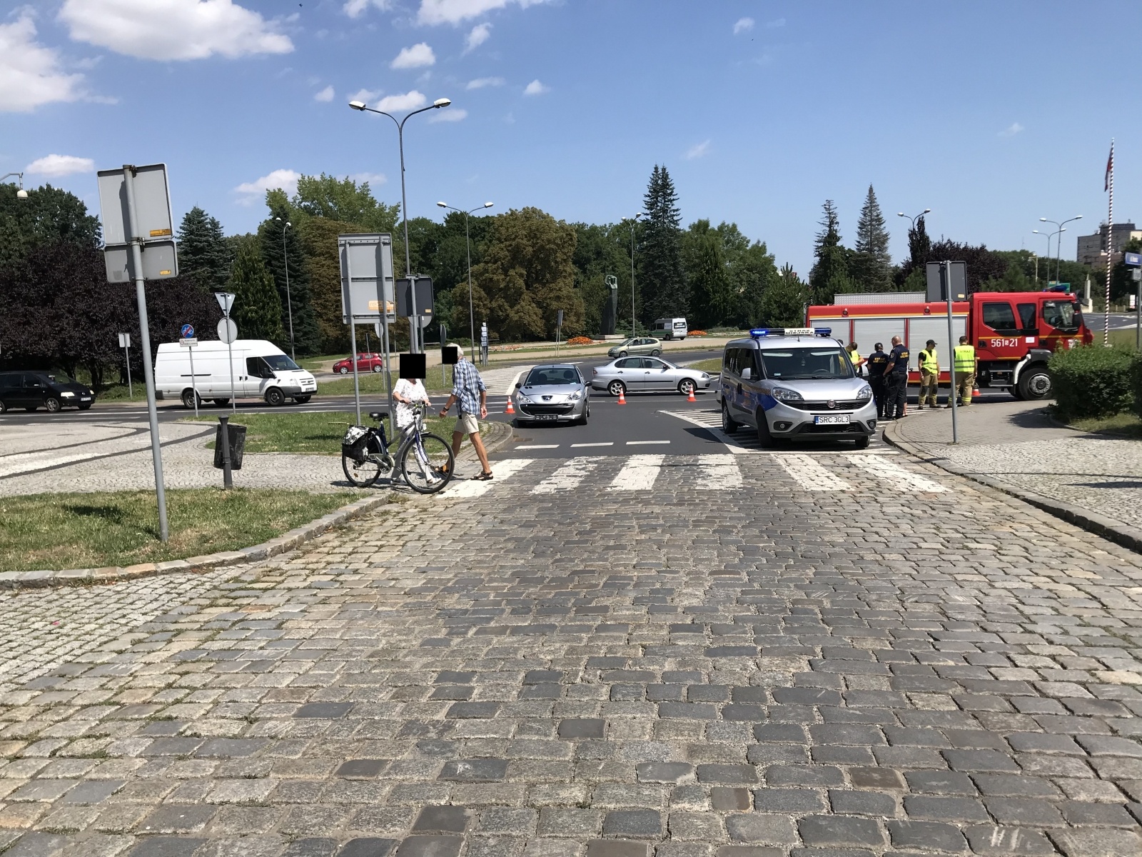 Zdjęcie w galerii na portalu naszraciborz.pl: Kolizja na rondzie. Policja zwraca uwagę na jeden szczegół wiadomości z regionu