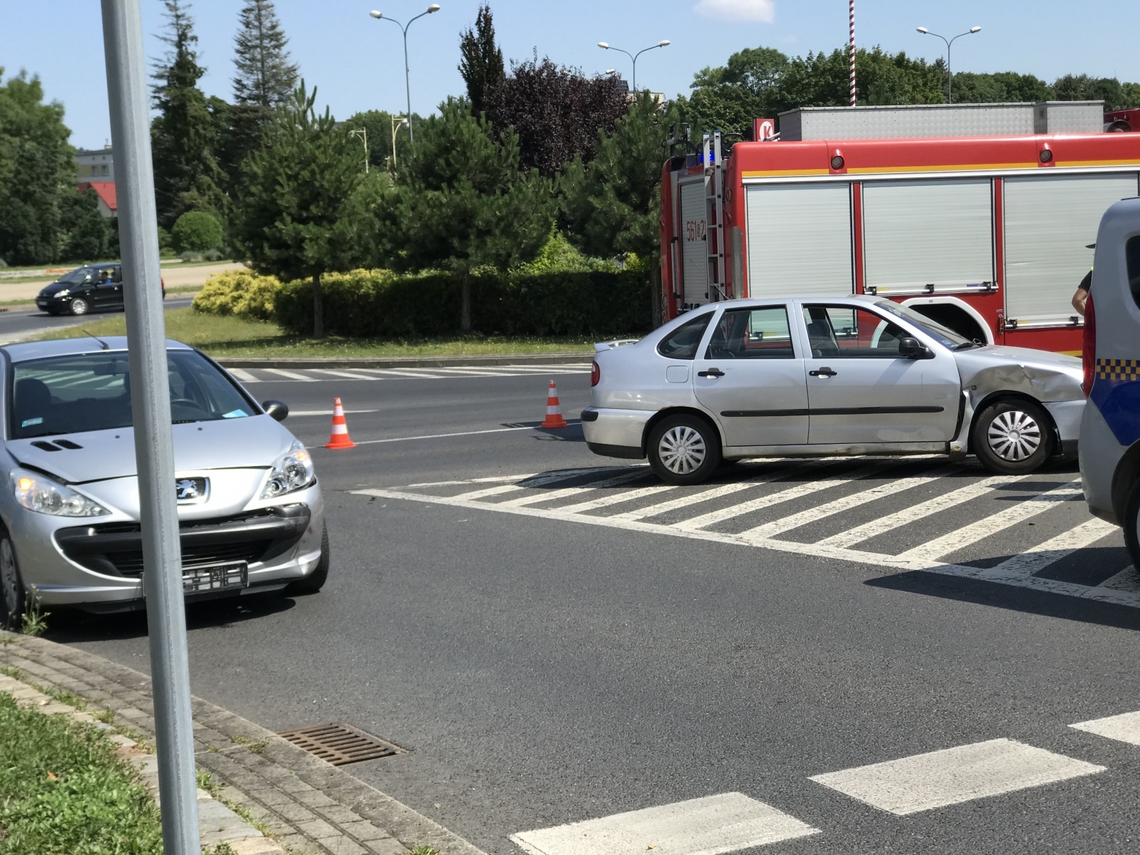 Zdjęcie w galerii na portalu naszraciborz.pl: Kolizja na rondzie. Policja zwraca uwagę na jeden szczegół wiadomości z regionu