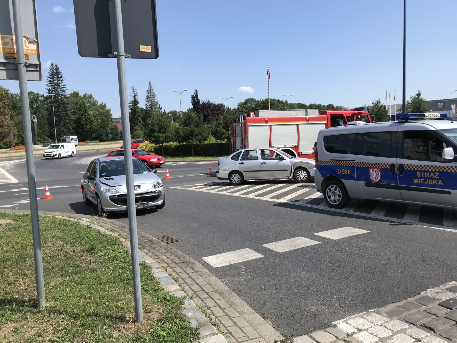 Zdjęcie w galerii na portalu naszraciborz.pl: Kolizja na rondzie. Policja zwraca uwagę na jeden szczegół wiadomości z regionu