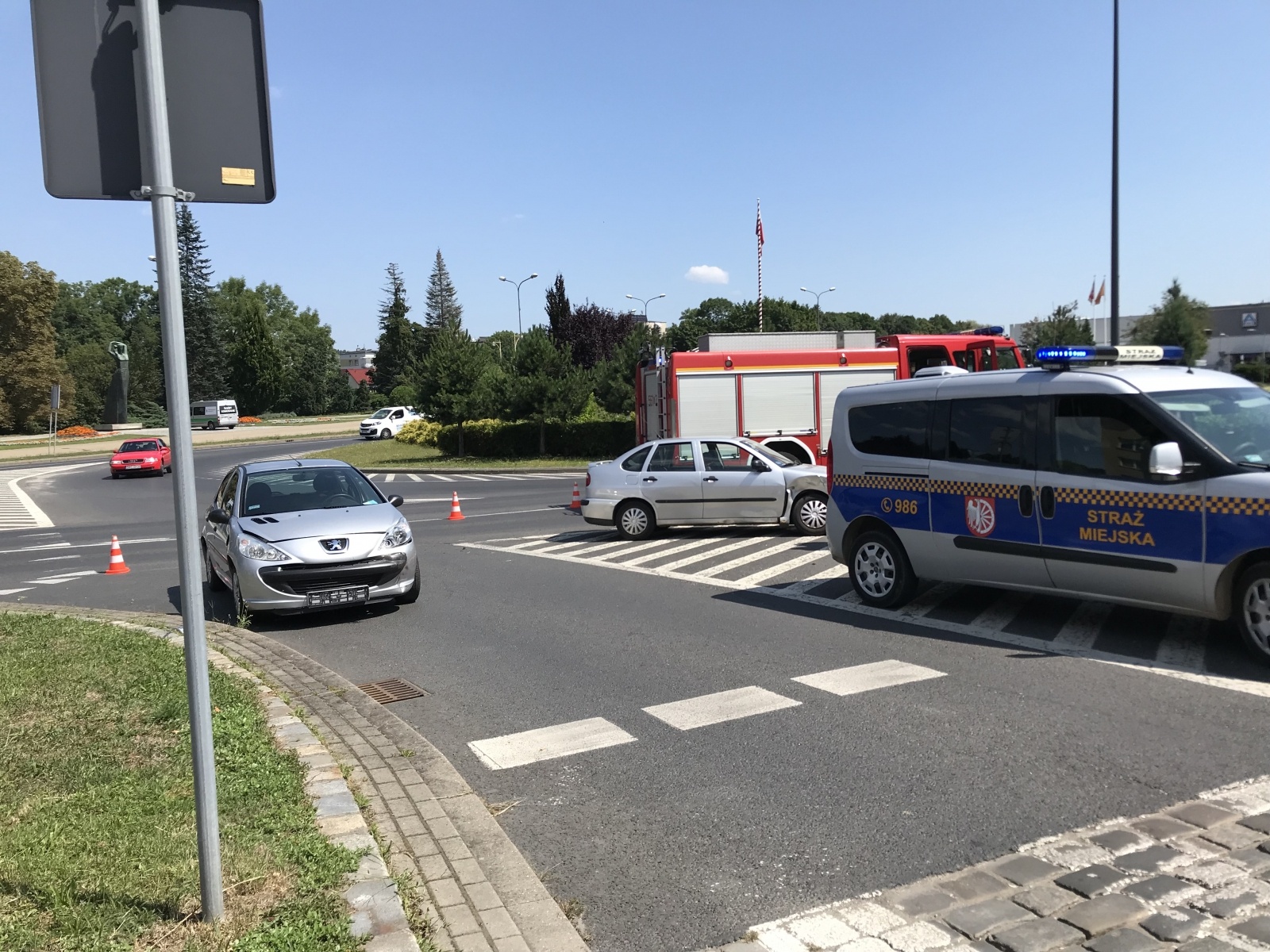 Zdjęcie w galerii na portalu naszraciborz.pl: Kolizja na rondzie. Policja zwraca uwagę na jeden szczegół wiadomości z regionu