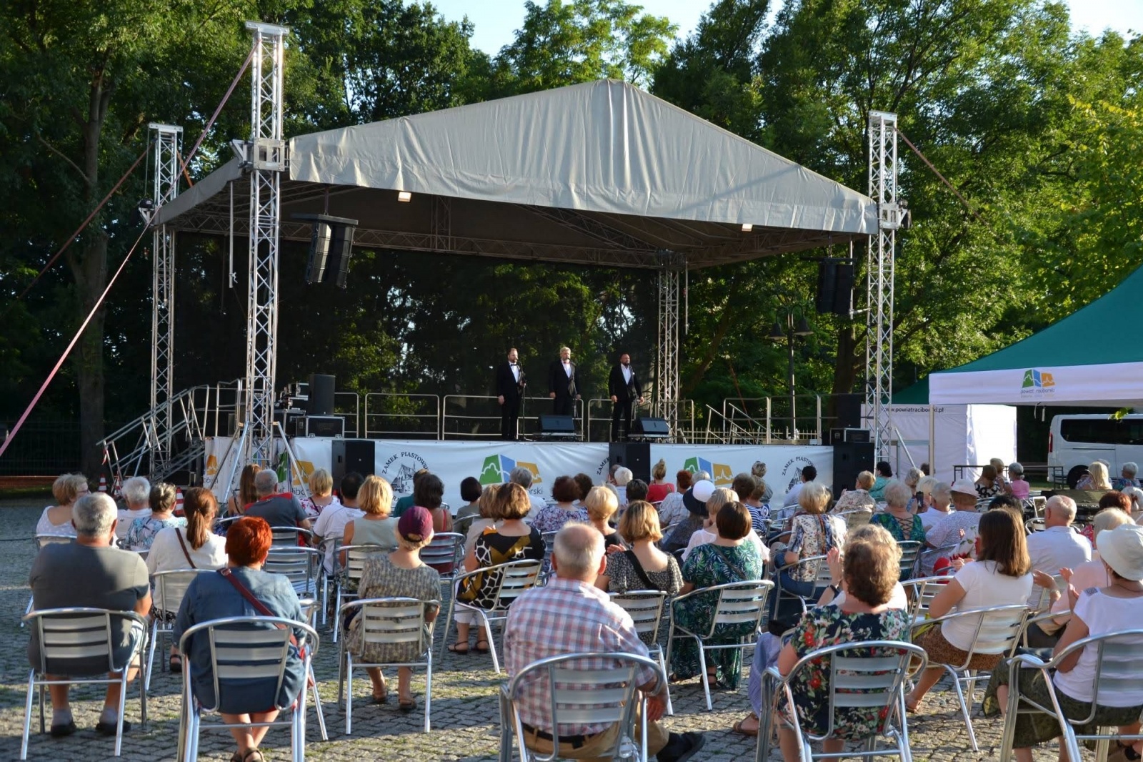 Zdjęcie w galerii na portalu naszraciborz.pl: Trzej tenorzy zaśpiewali na Zamku Piastowskim wiadomości z regionu