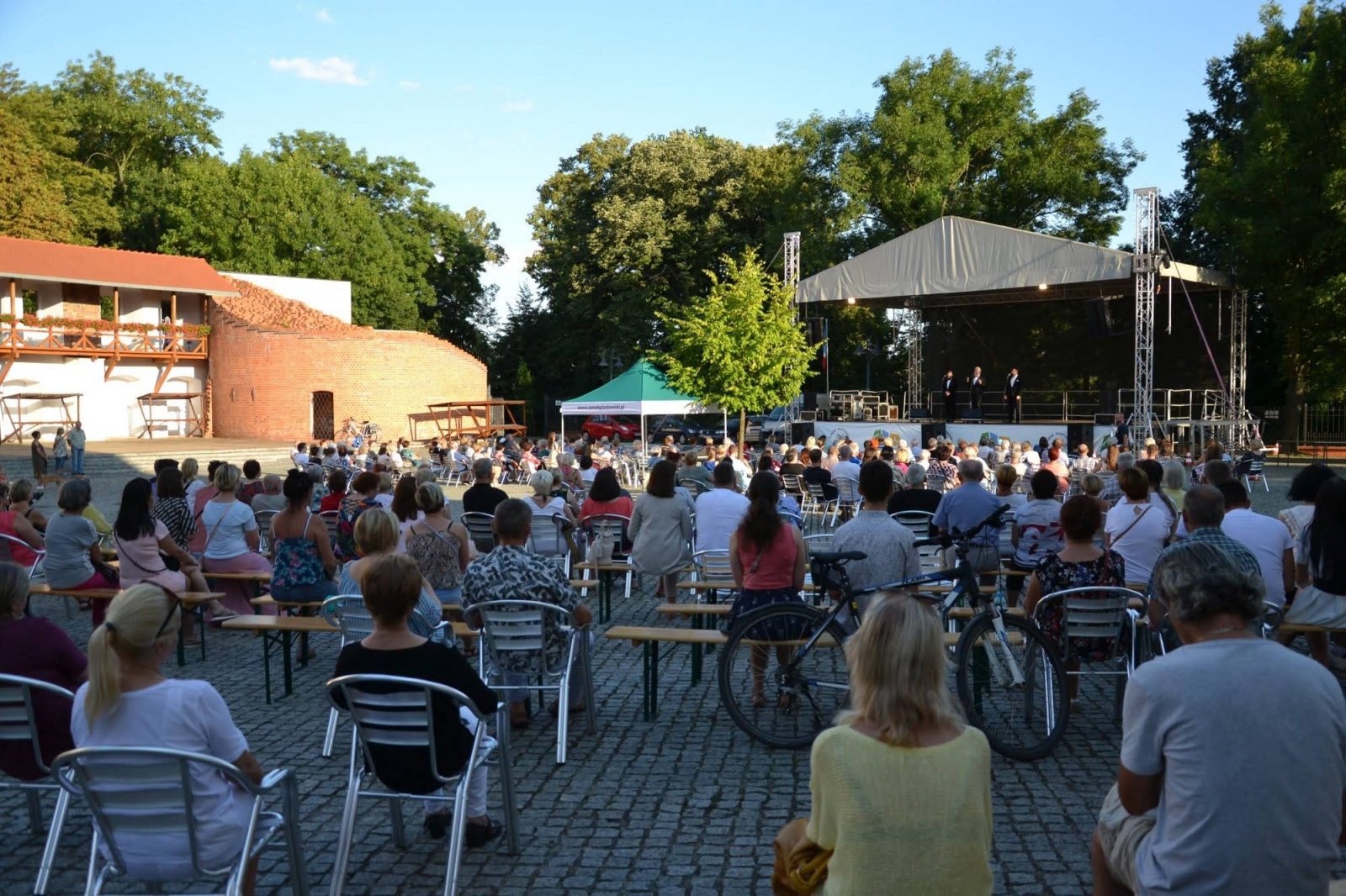 Zdjęcie w galerii na portalu naszraciborz.pl: Trzej tenorzy zaśpiewali na Zamku Piastowskim wiadomości z regionu